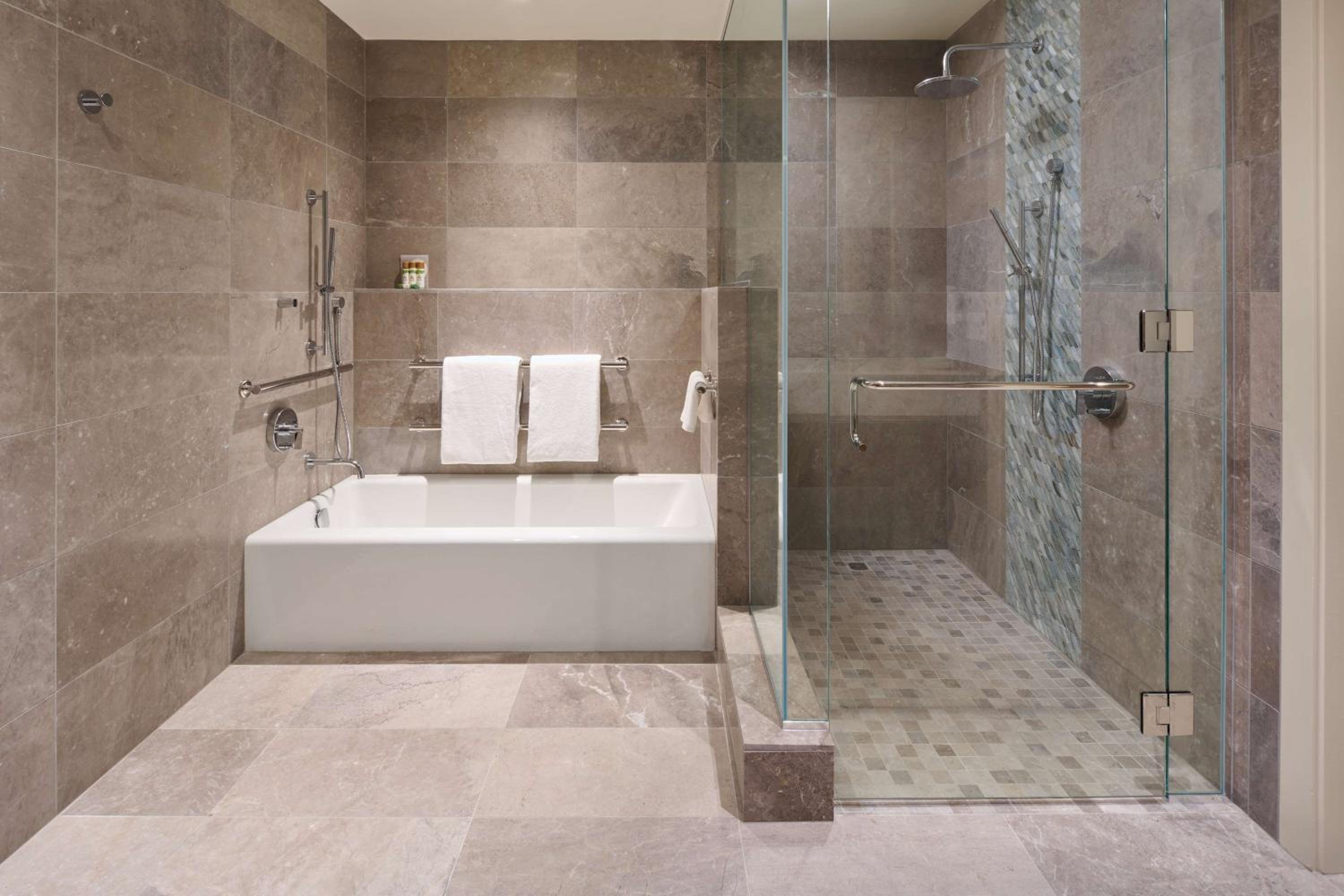 Three Bedroom Villa with Two King Beds and Shower (Non Smoking) (Accessible) thumbnail 5
