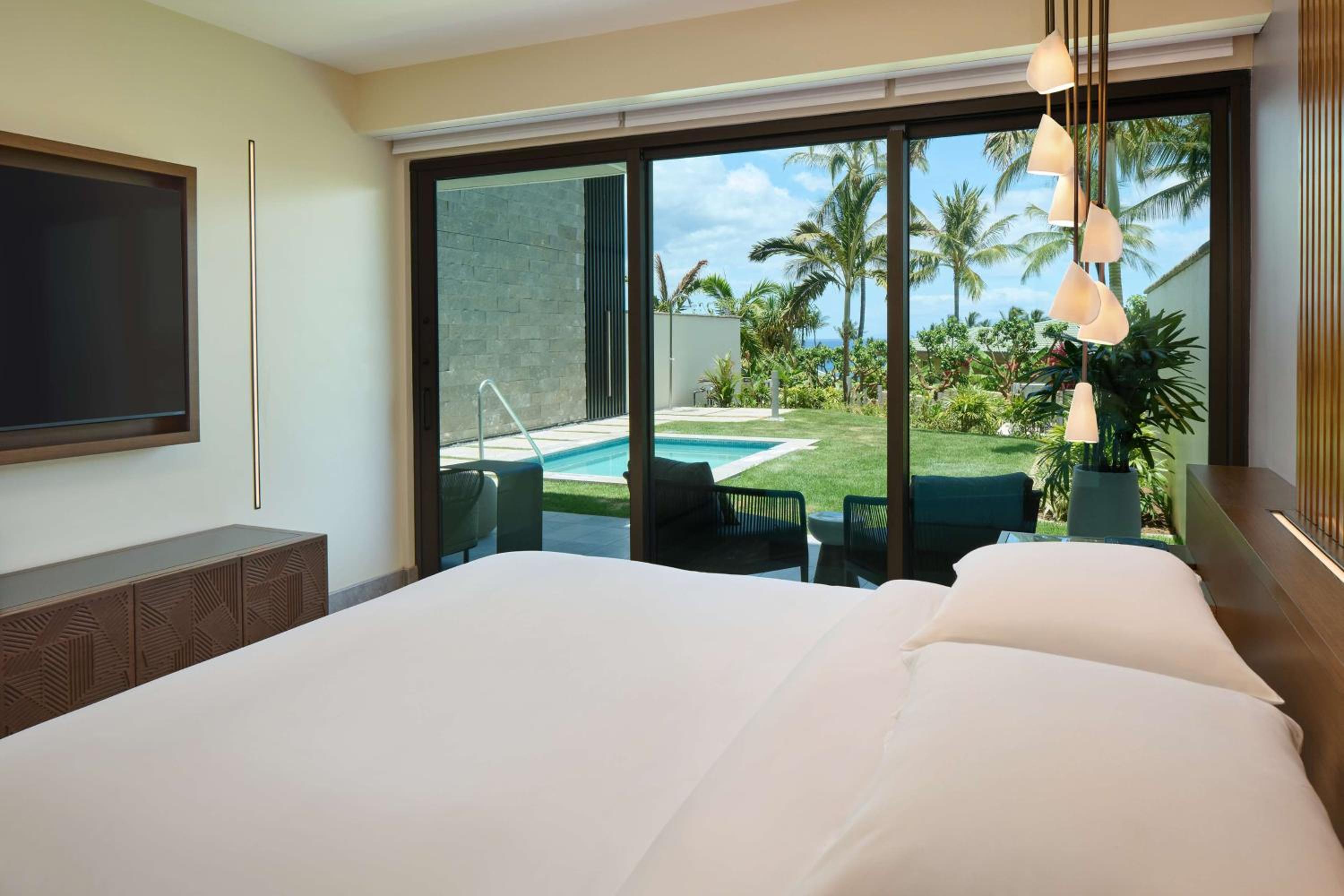 Three Bedroom Villa with One King Bed (Non Smoking)