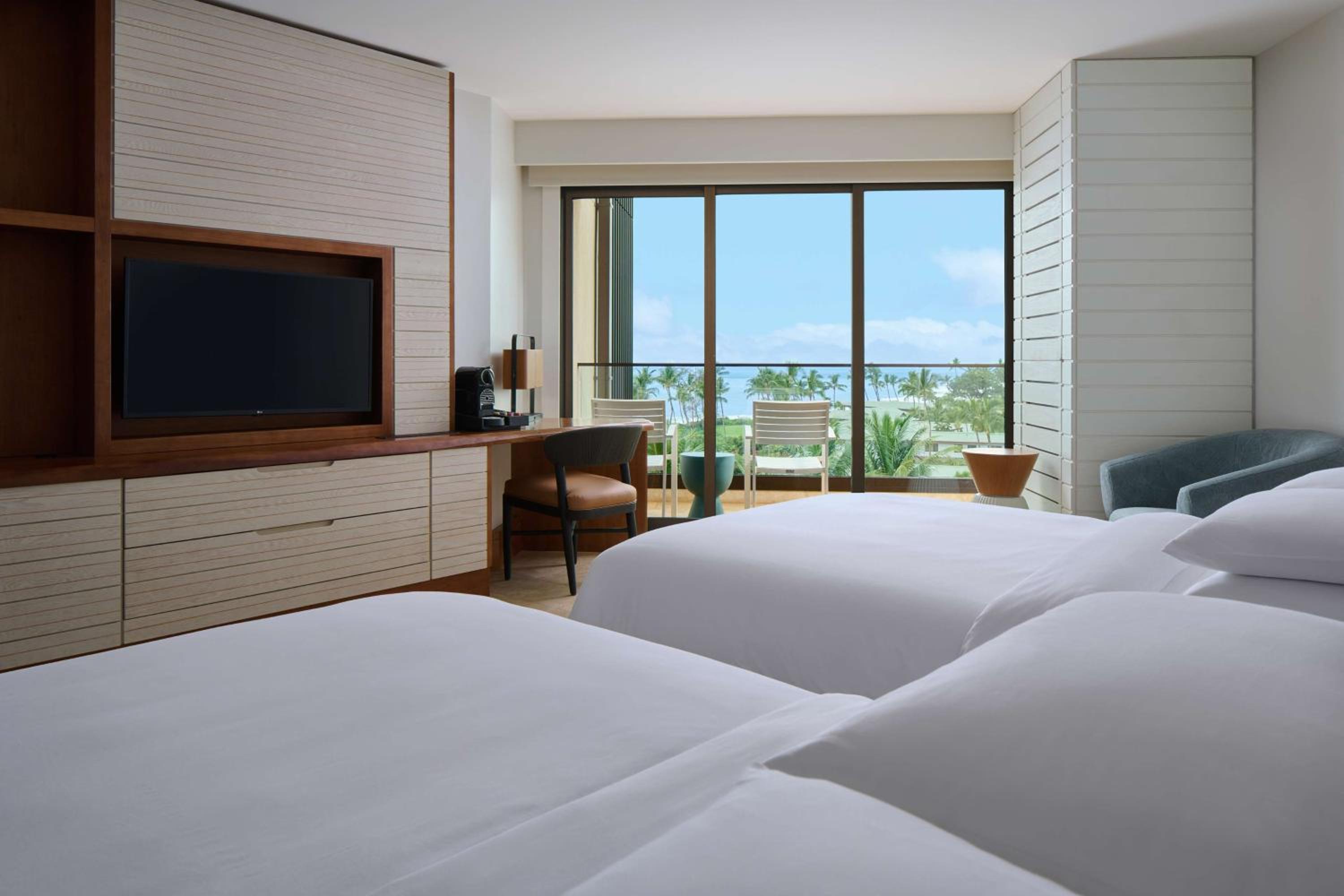 Queen Room with Two Queen Beds and Ocean View thumbnail 5