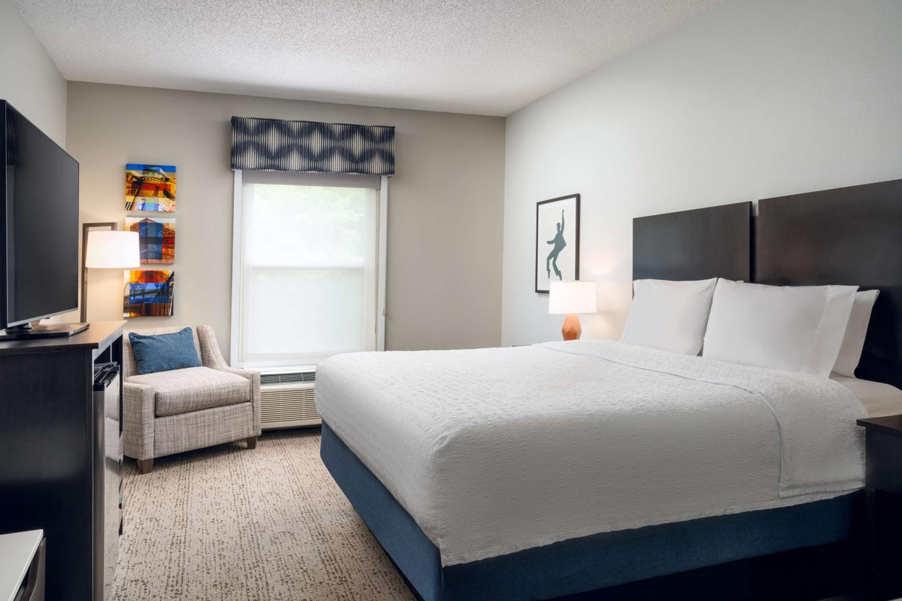 King Room with King Bed - Non-Smoking - Photo 5