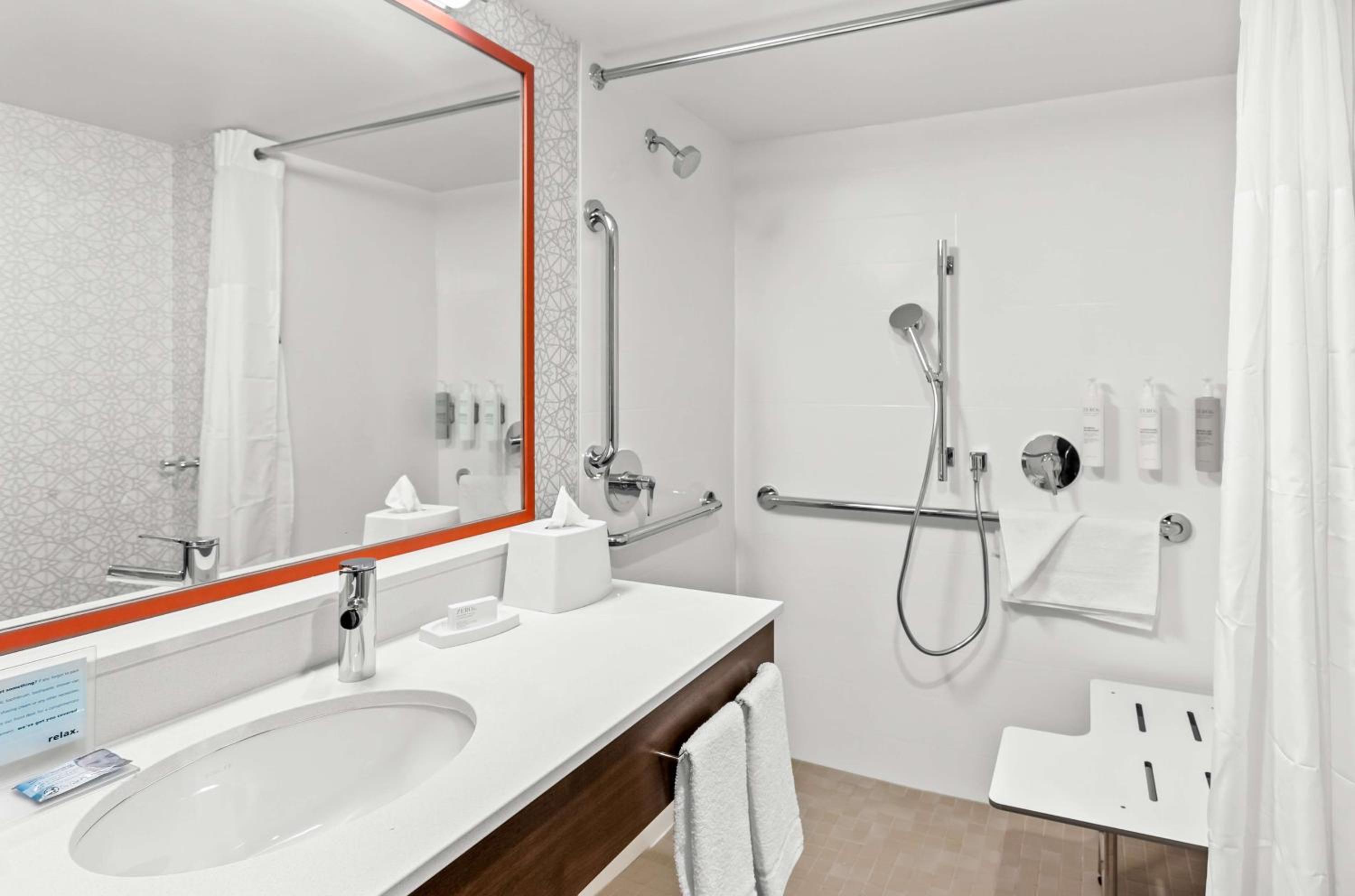 King Room with Roll-In Shower - Mobility and Hearing Access/Non-Smoking - Photo 4