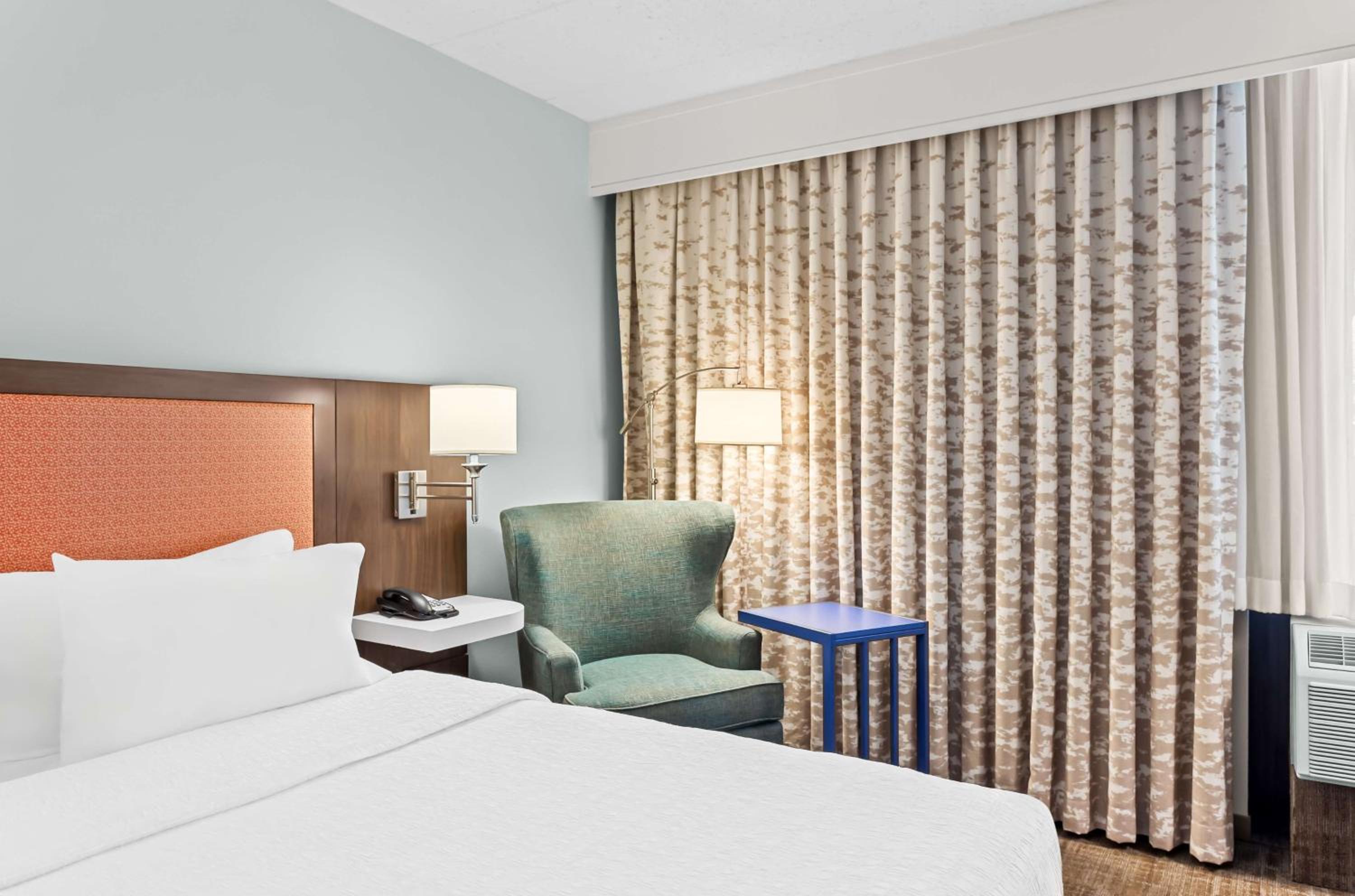 King Room with Roll-In Shower - Mobility and Hearing Access/Non-Smoking - Photo 2