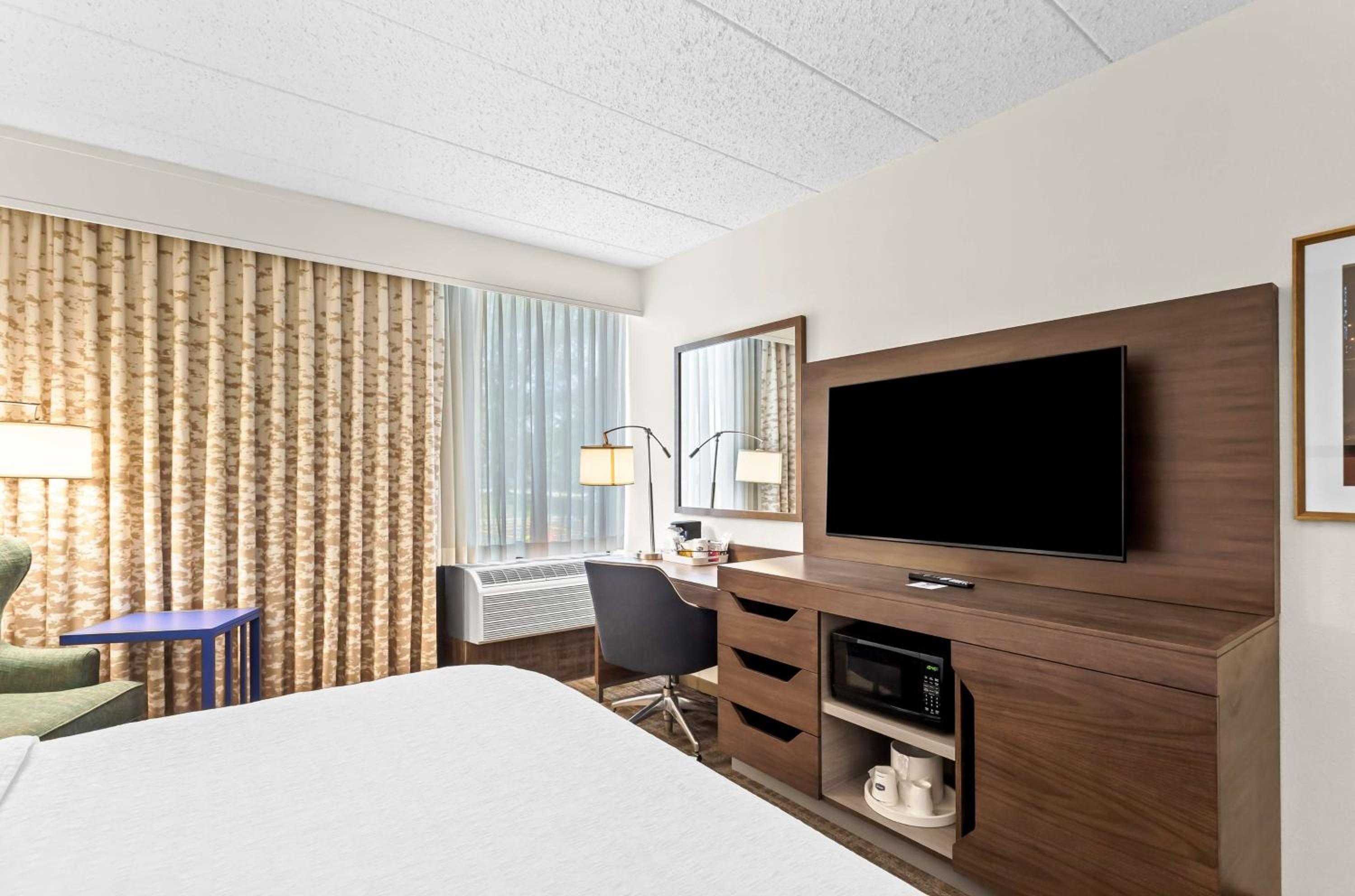 King Room with Roll-In Shower - Mobility and Hearing Access/Non-Smoking - Photo 3