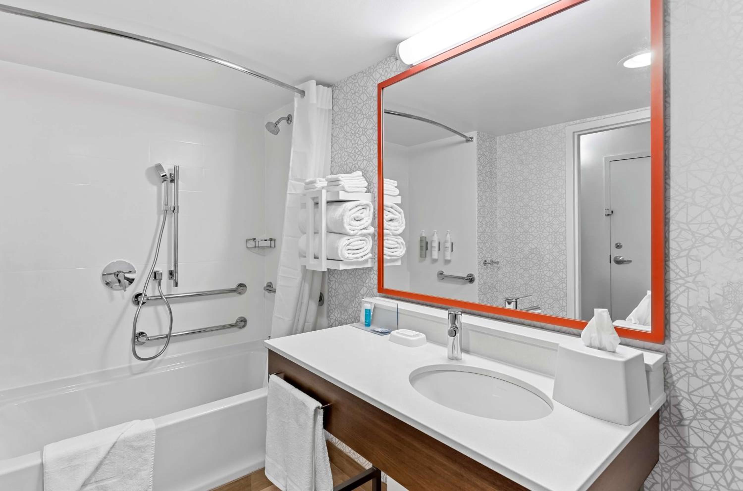 King Room with Accessible Tub - Mobility and Hearing Access/Non-Smoking - Photo 4