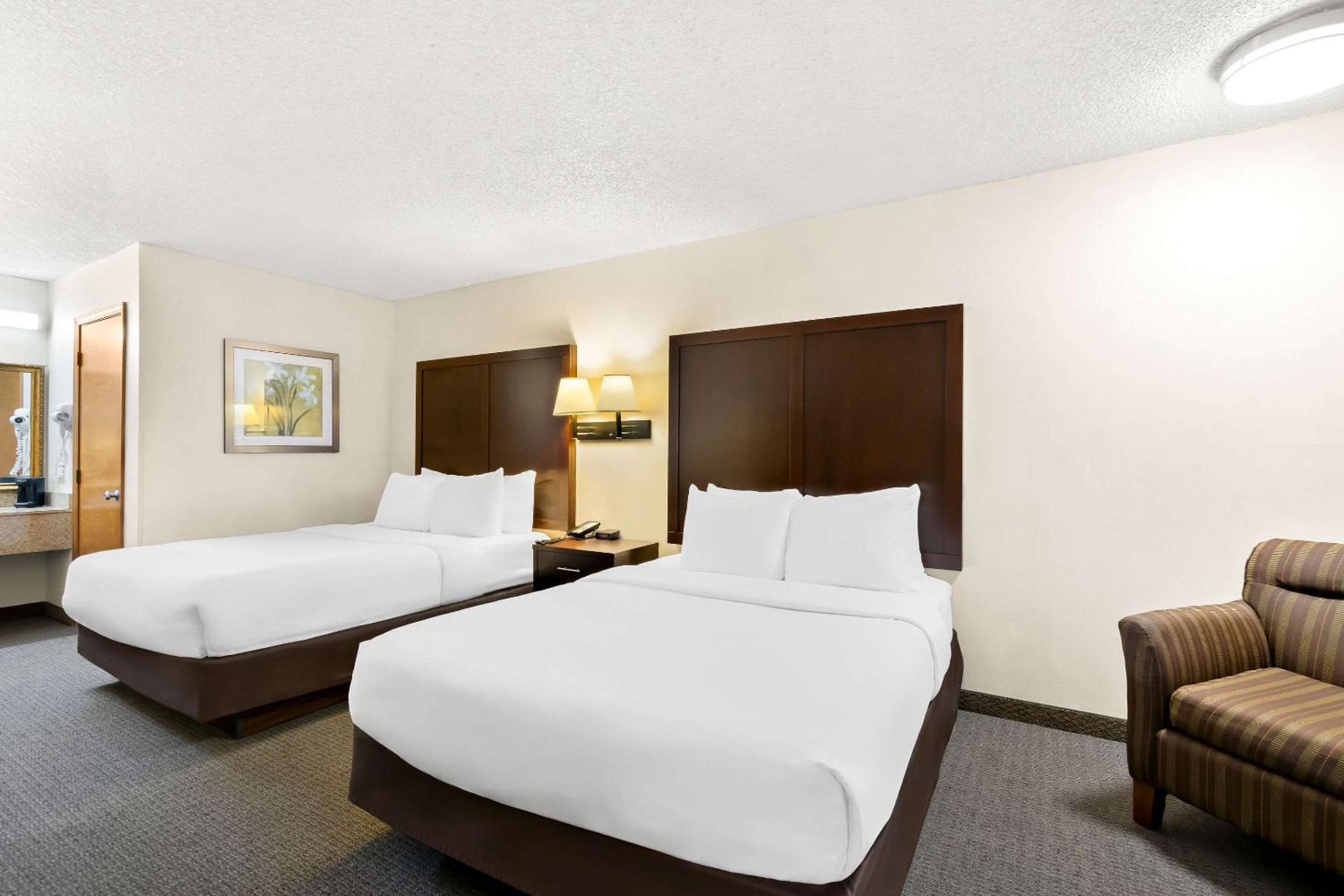 Queen Room with Two Queen Beds - Non-Smoking photo 1