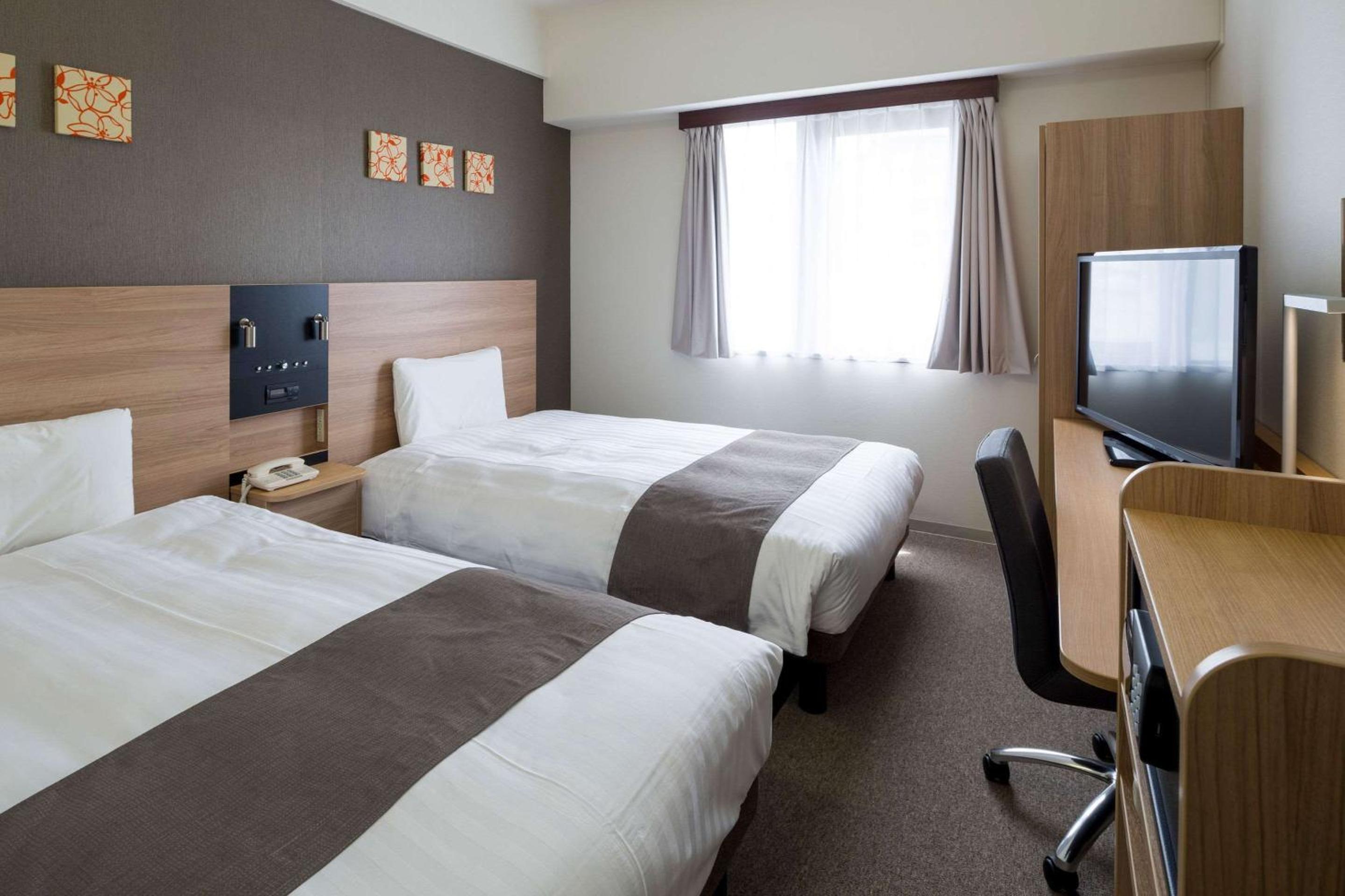 Twin Room - Non-Smoking - Photo 1
