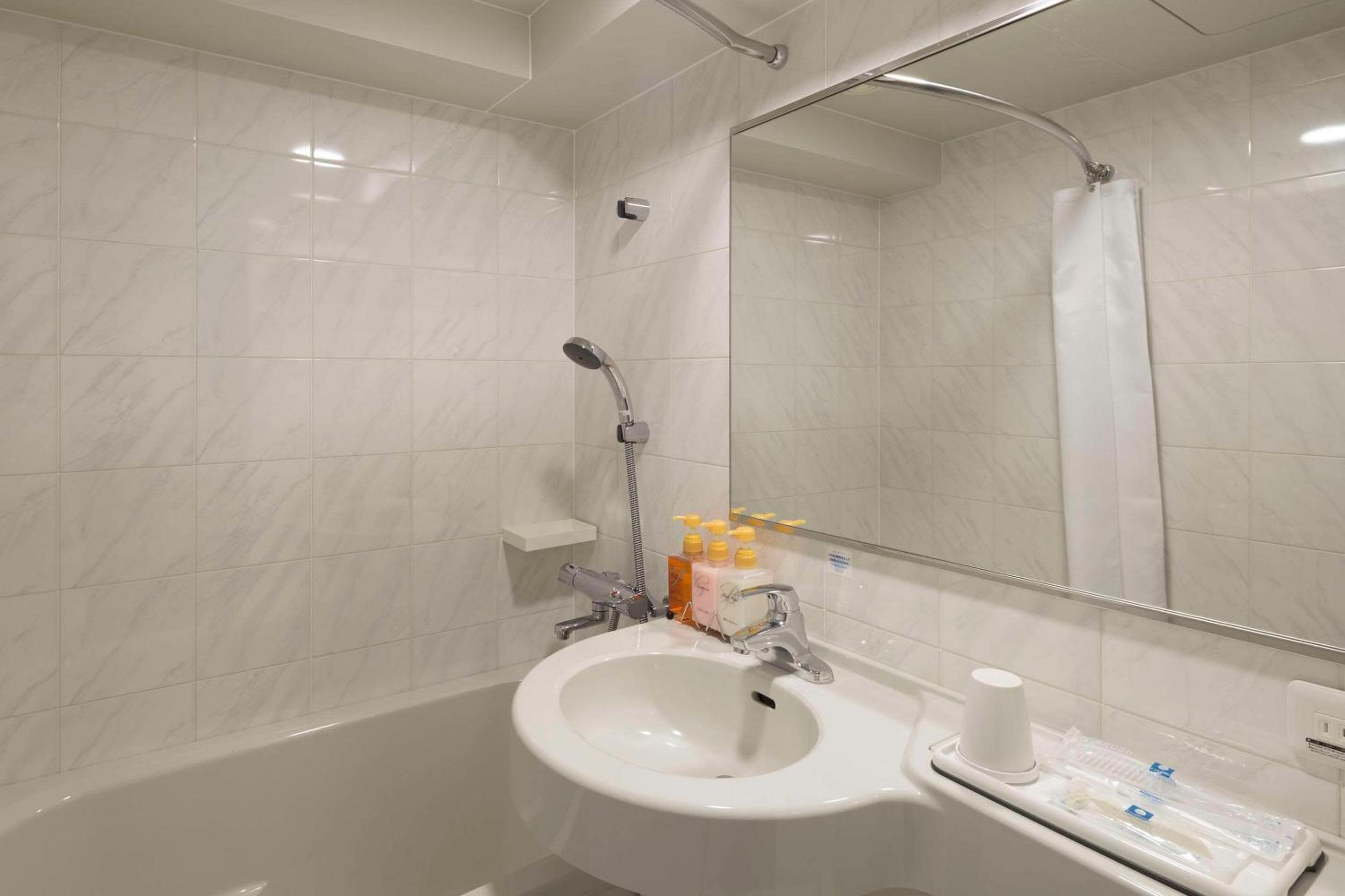 Twin Room - Non-Smoking - Photo 2