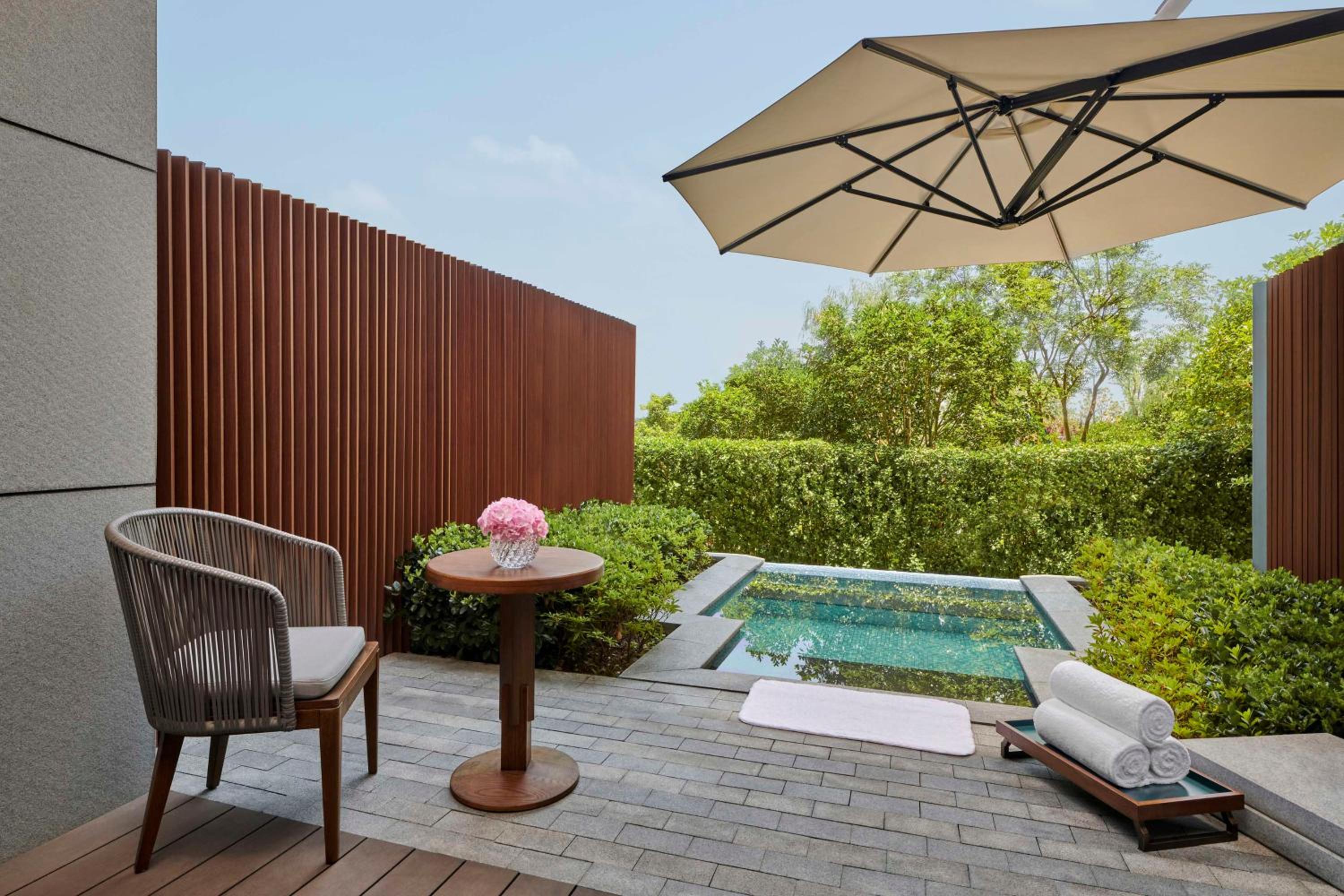 Deluxe King Room with Pool