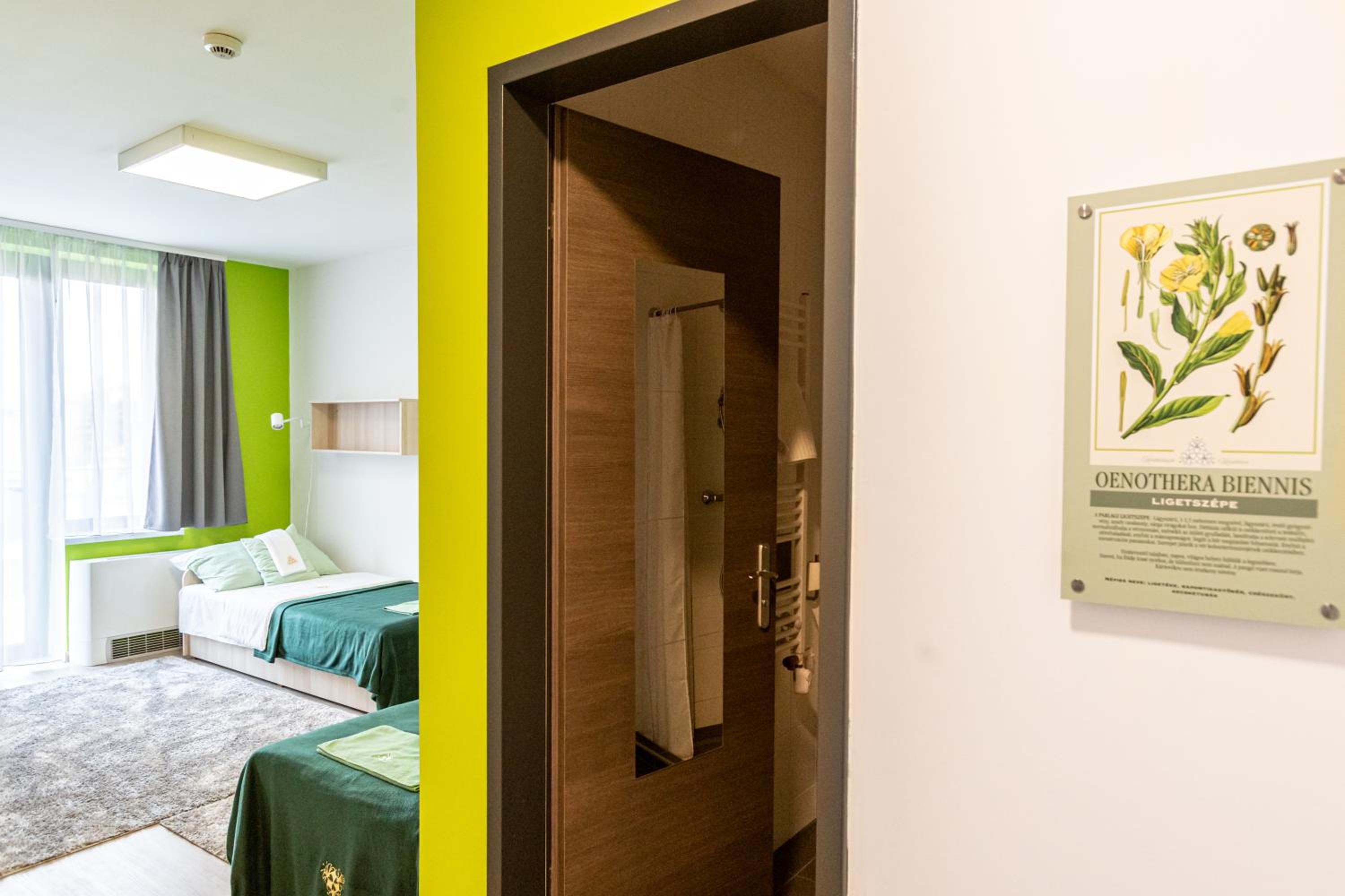 Quadruple Room with Private Bathroom photo 3