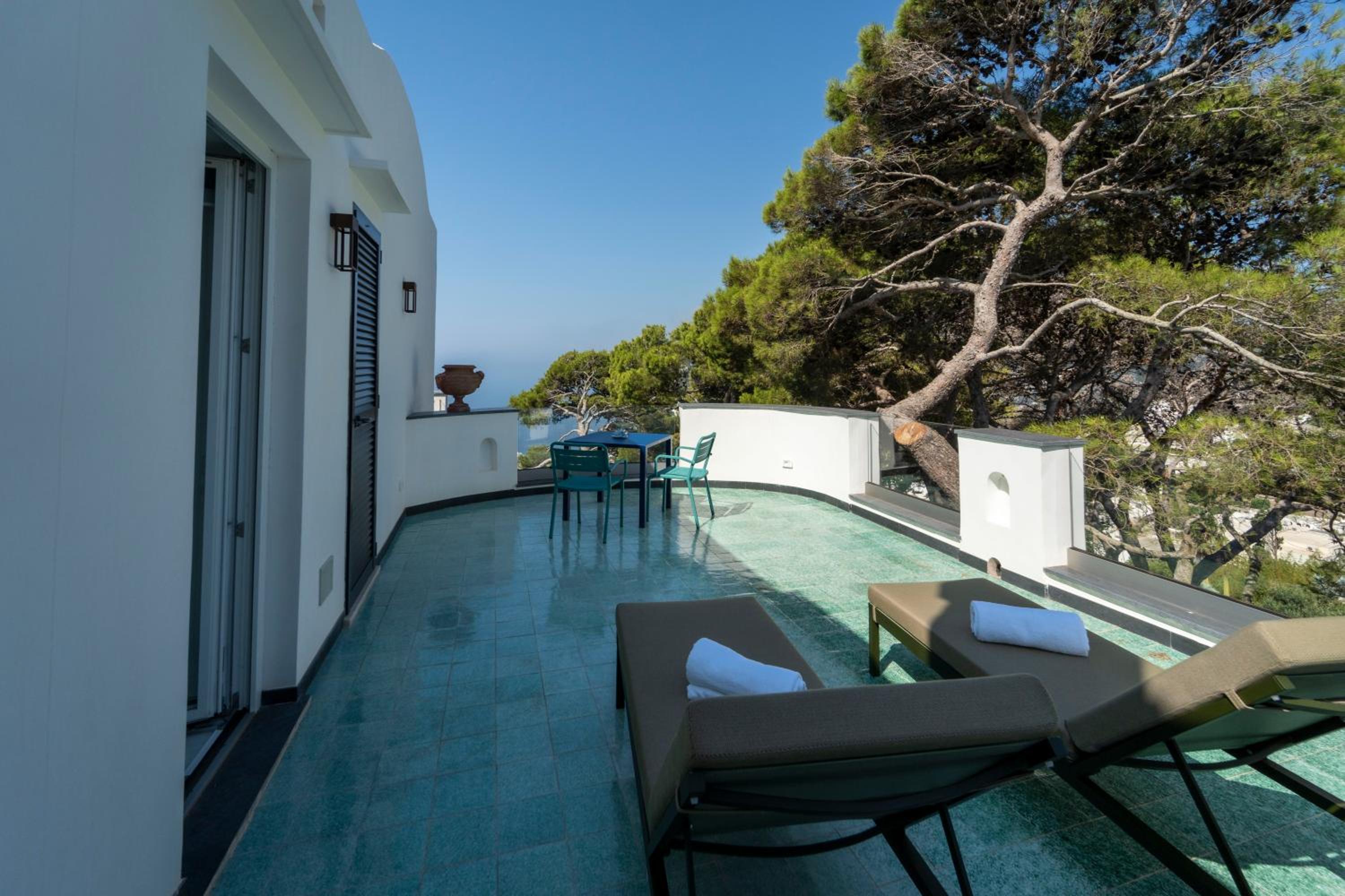 Deluxe Double Room with Balcony photo 3