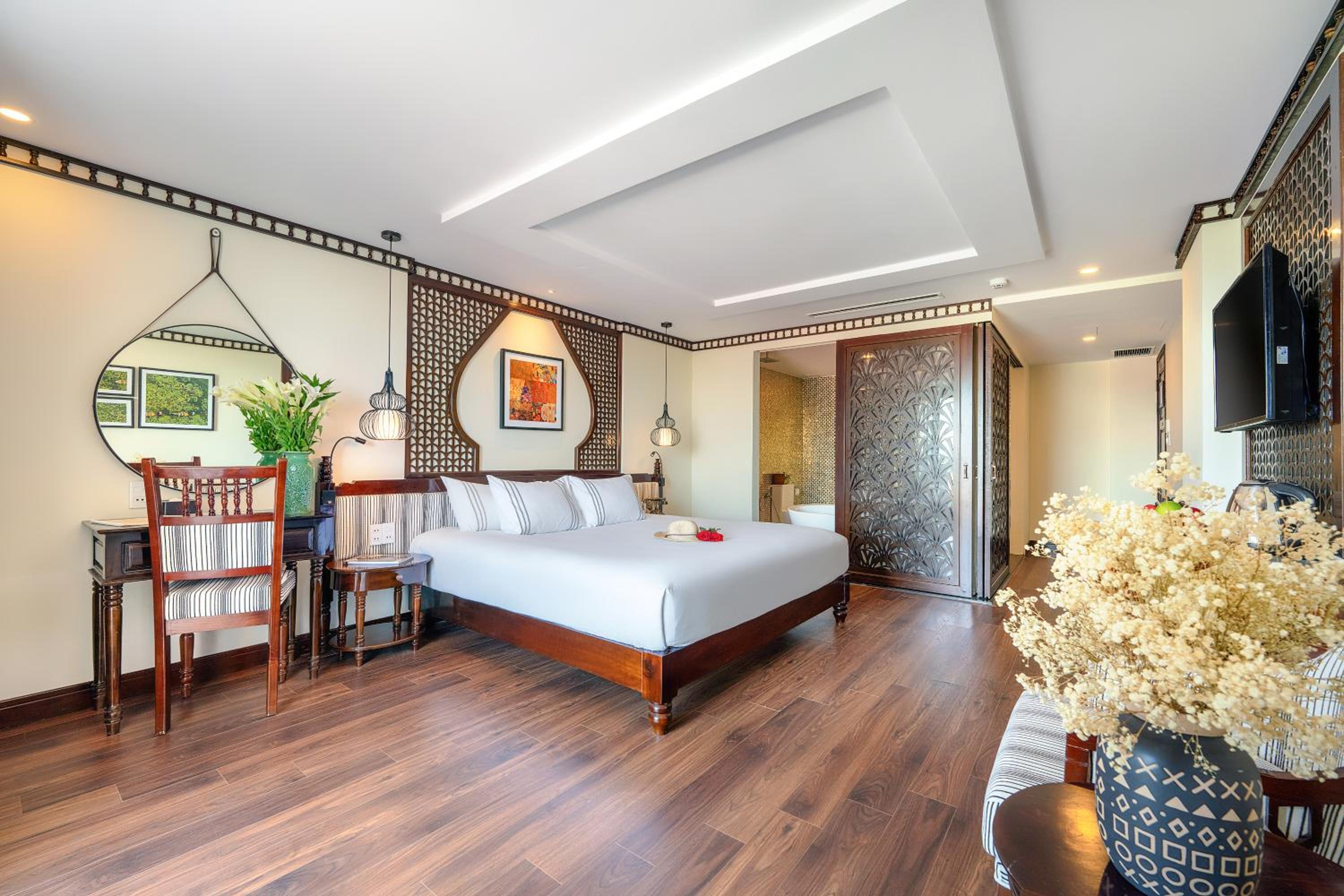 Royal King Room with Bathtub