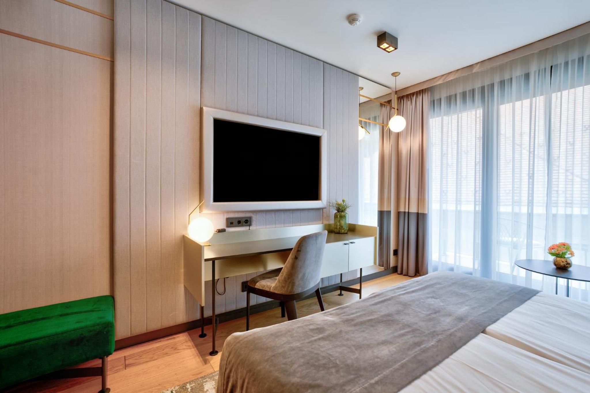 Apartment with Balcony - Photo 4