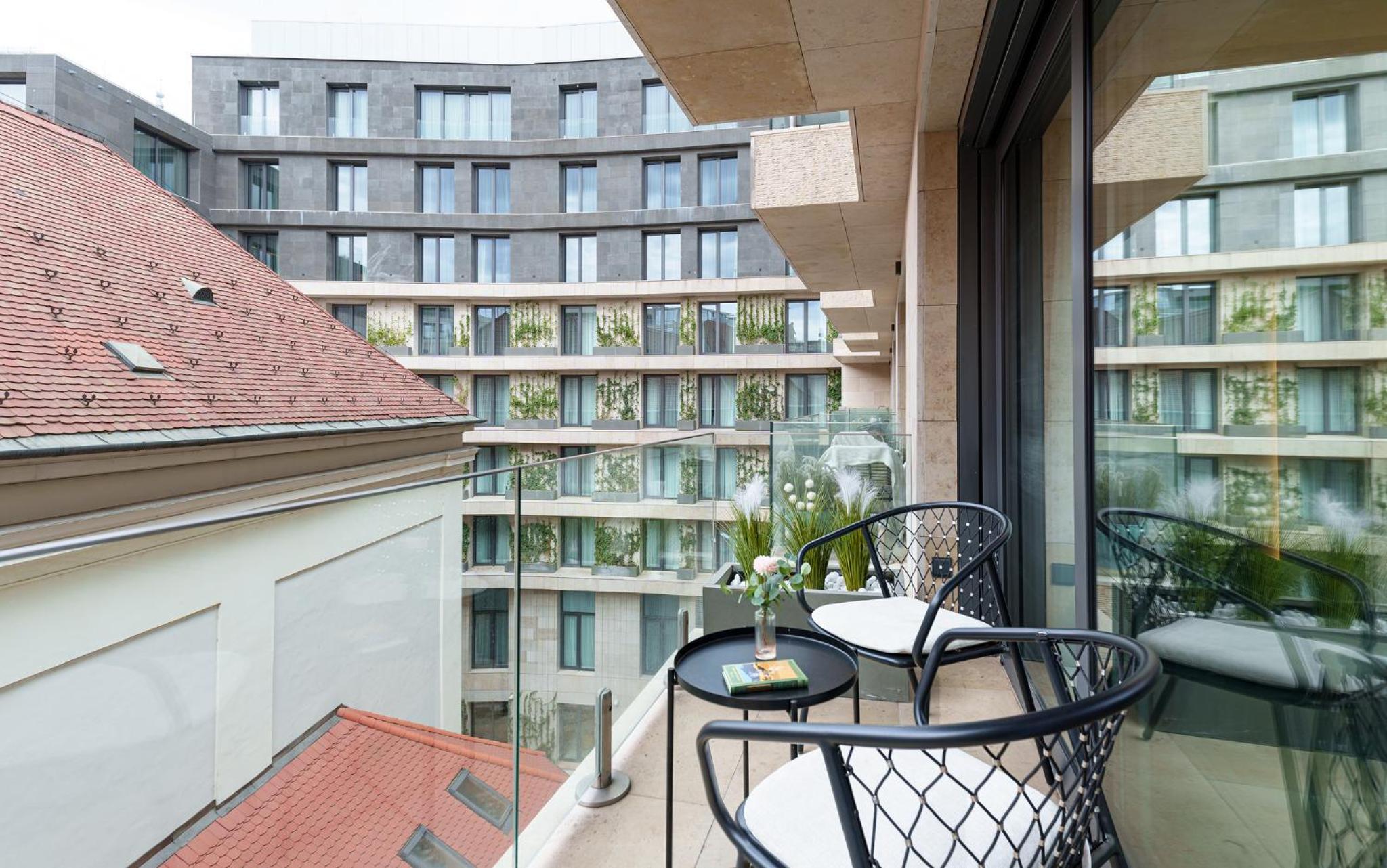 Apartment with Balcony - Photo 5