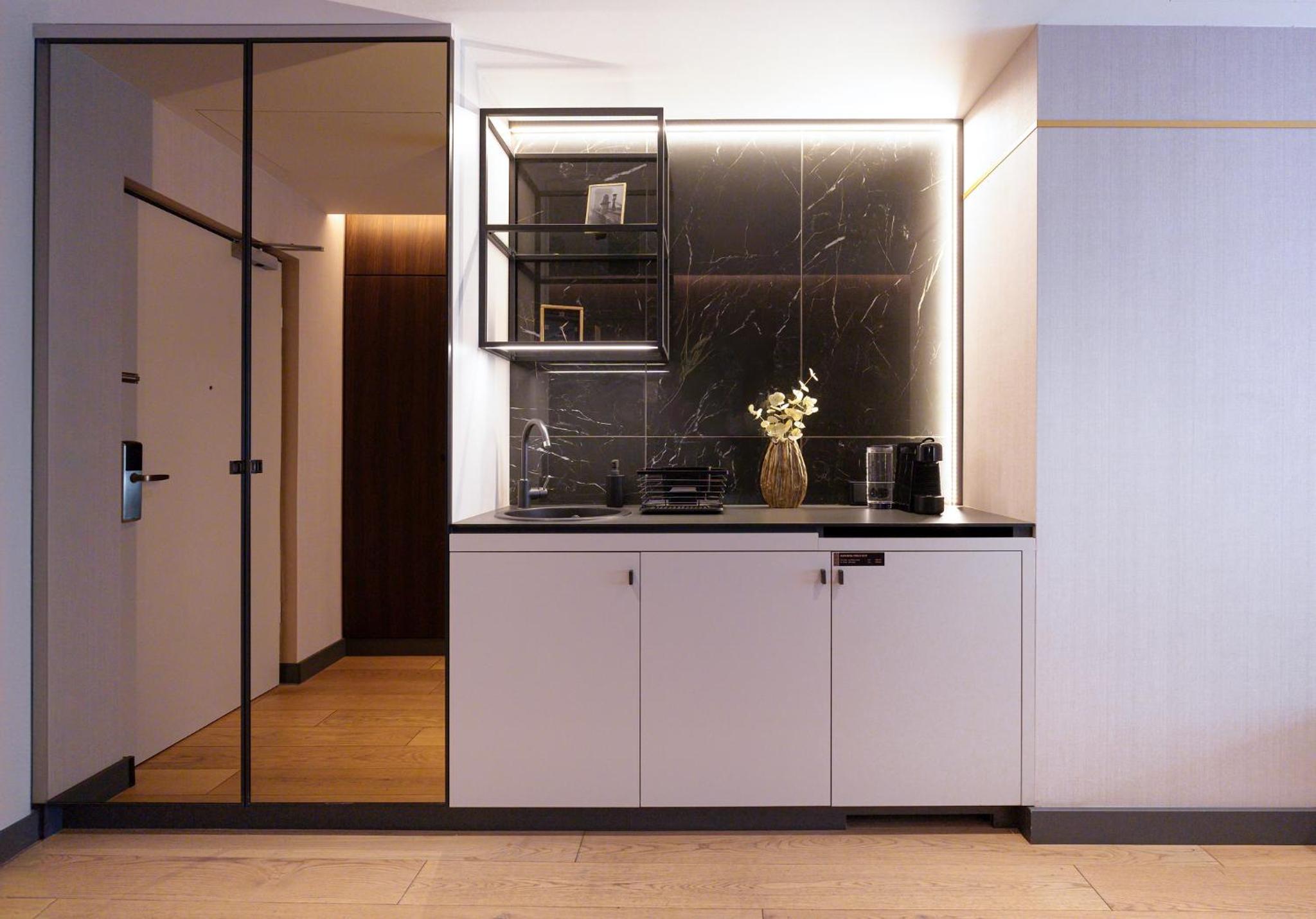 Apartment with Balcony - Photo 6
