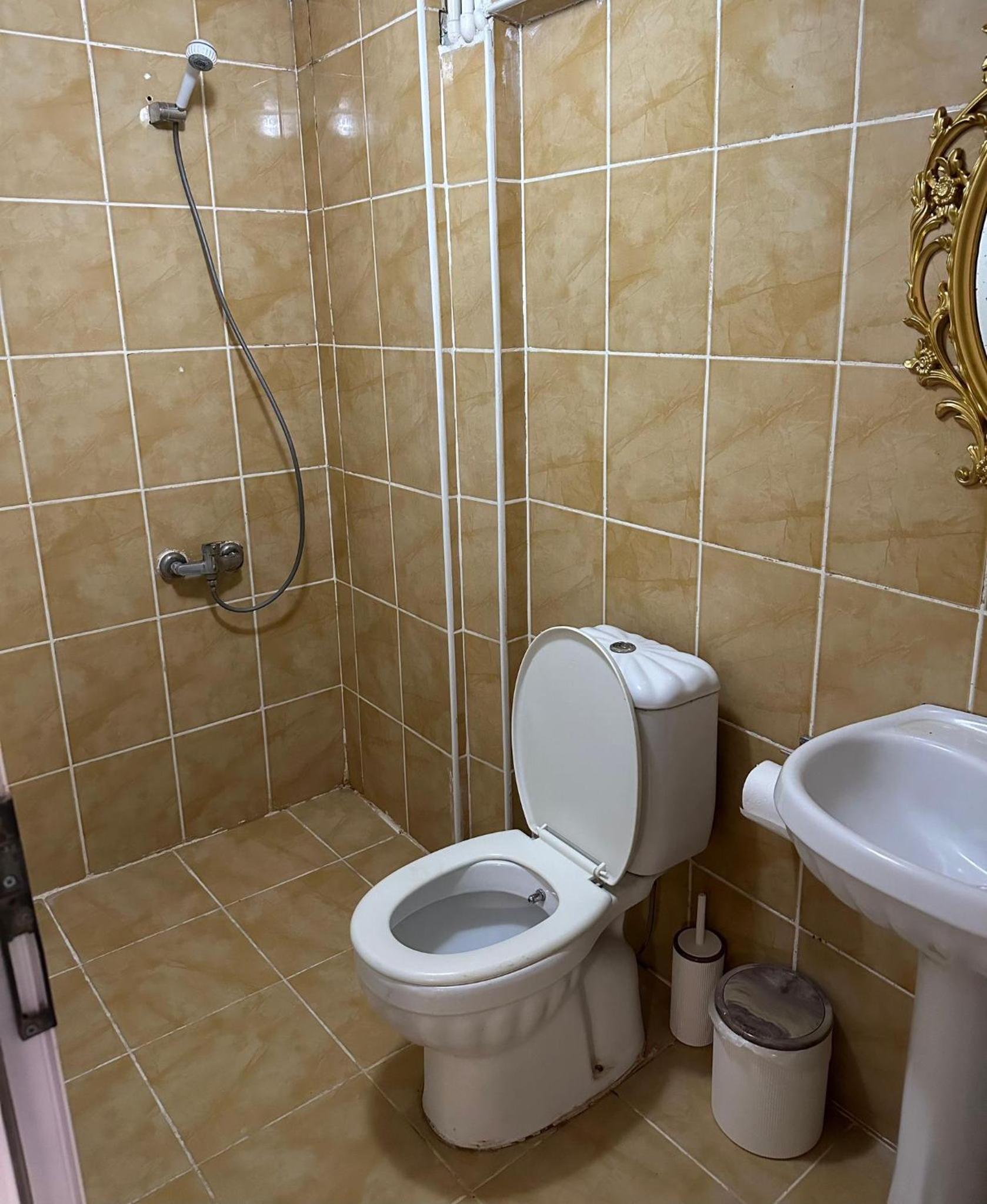 Twin Room with Private Bathroom photo 2