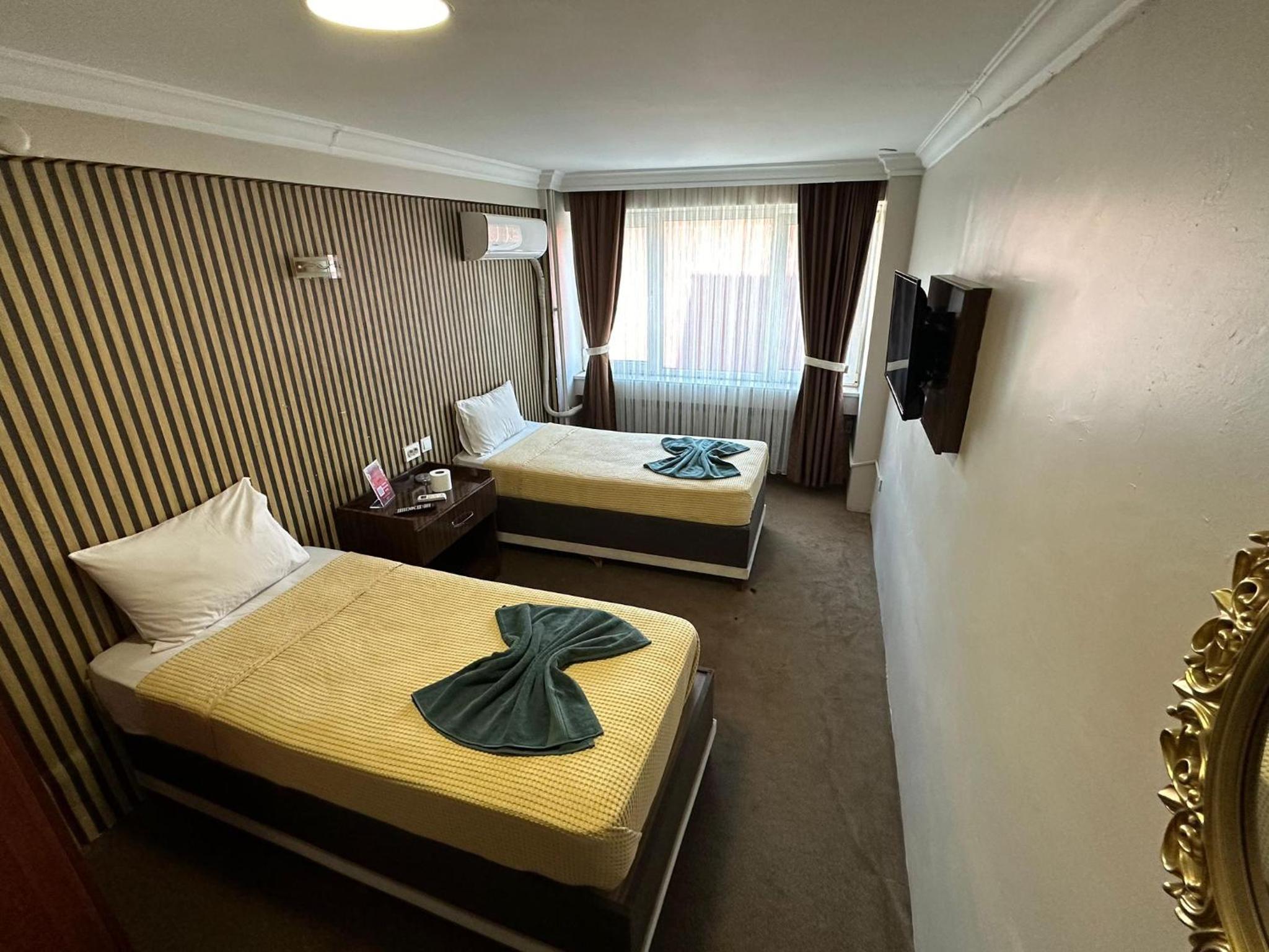 Twin Room with Private Bathroom photo 3