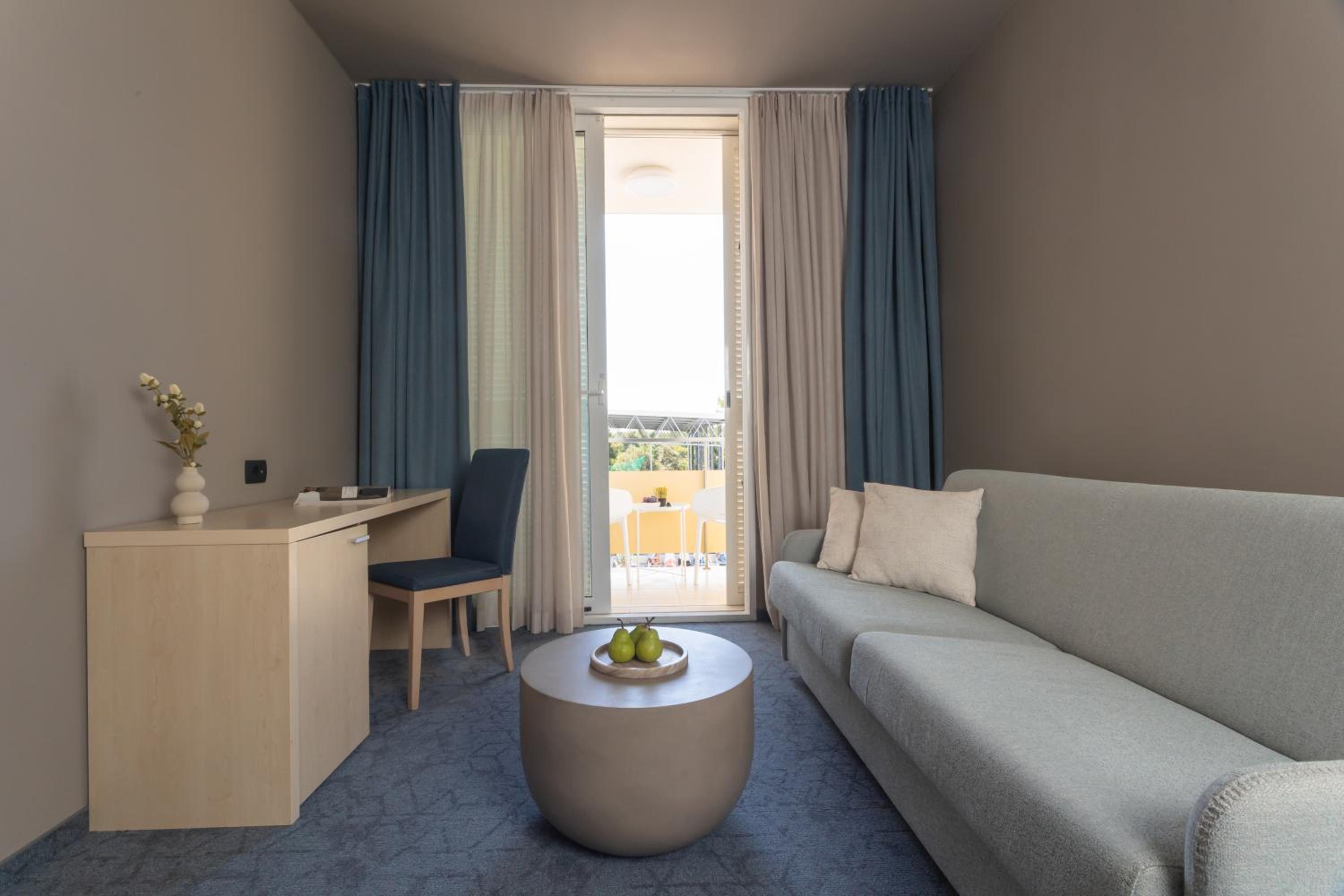 Comfort Family Room with Balcony photo 2