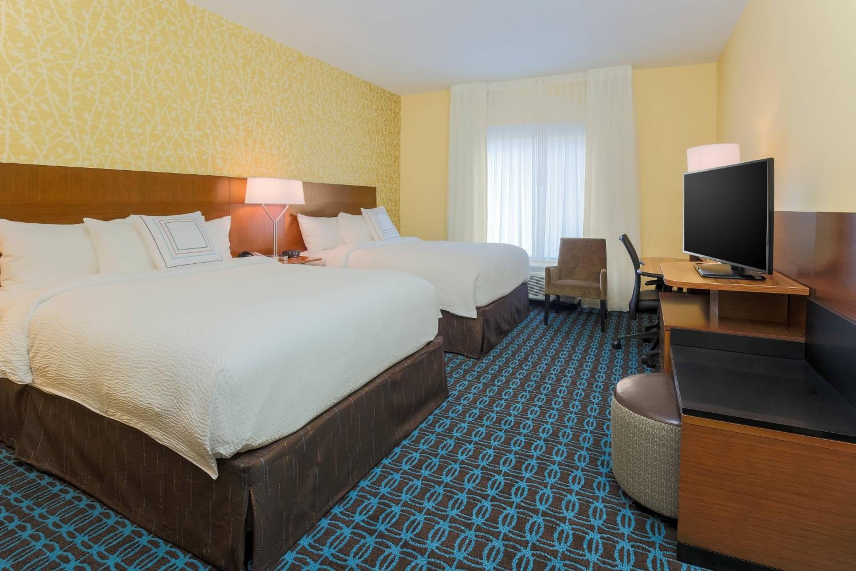 Queen Room with Two Queen Beds photo 2