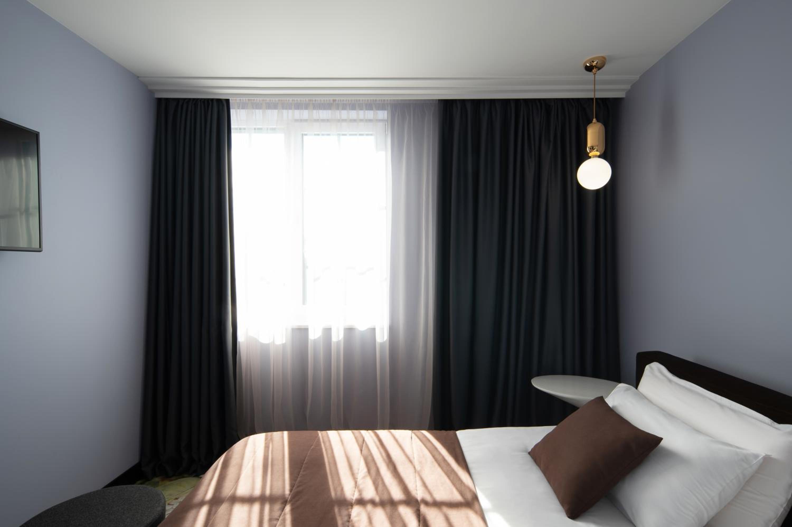Deluxe Family Suite with Kitchen - Photo 3