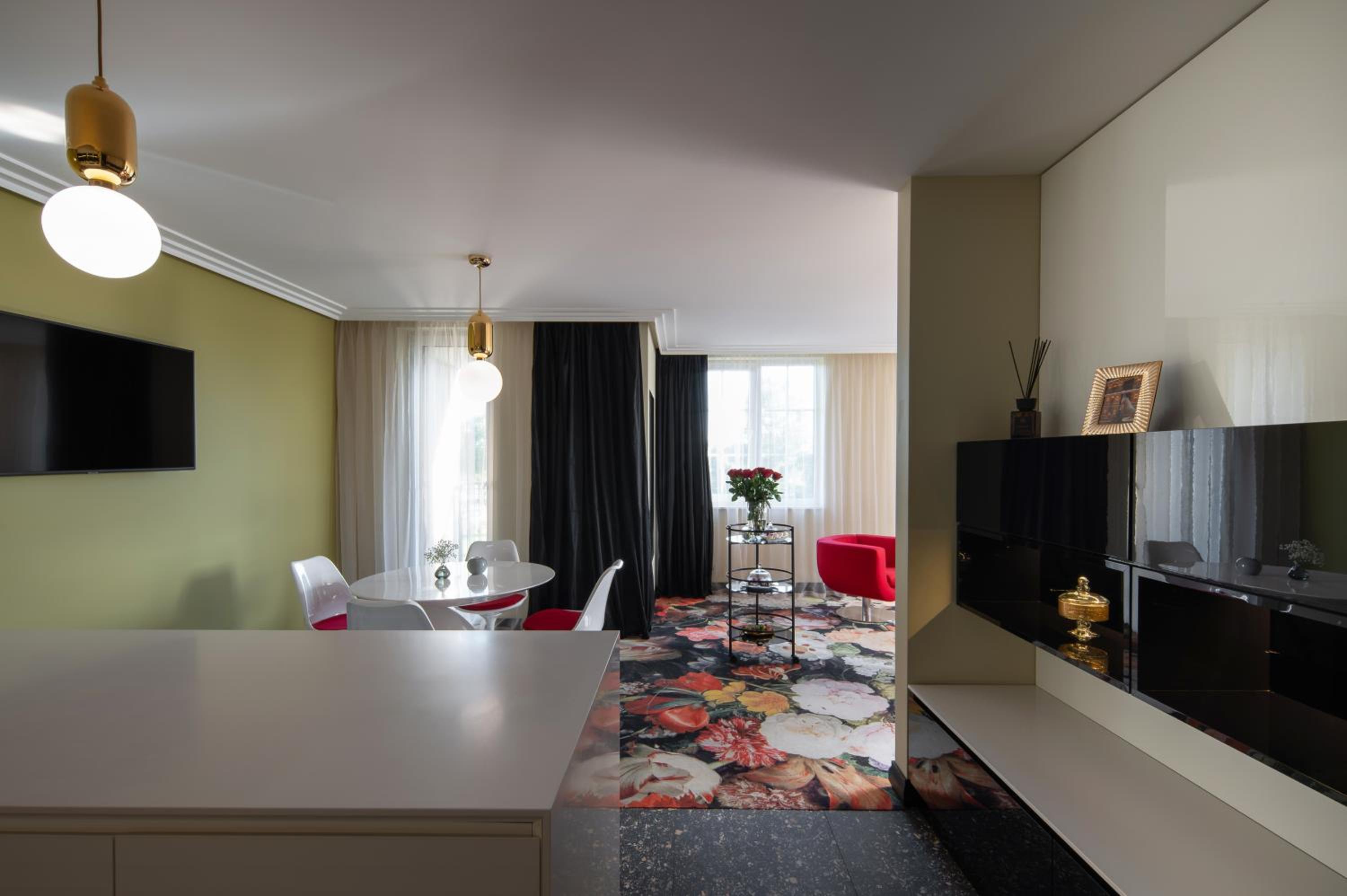 Deluxe Family Suite with Kitchen - Photo 1
