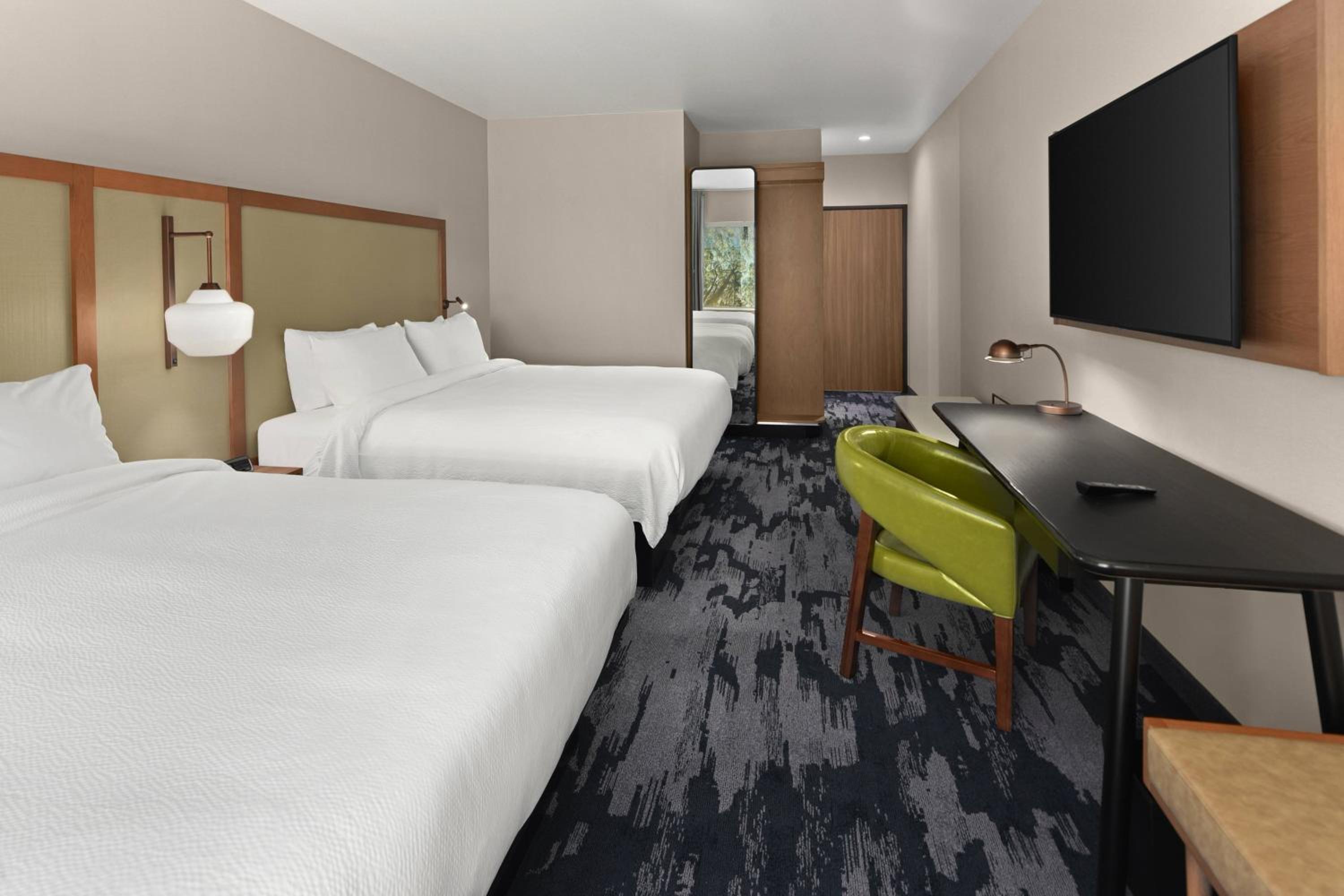 Double Queen Room - Photo 9