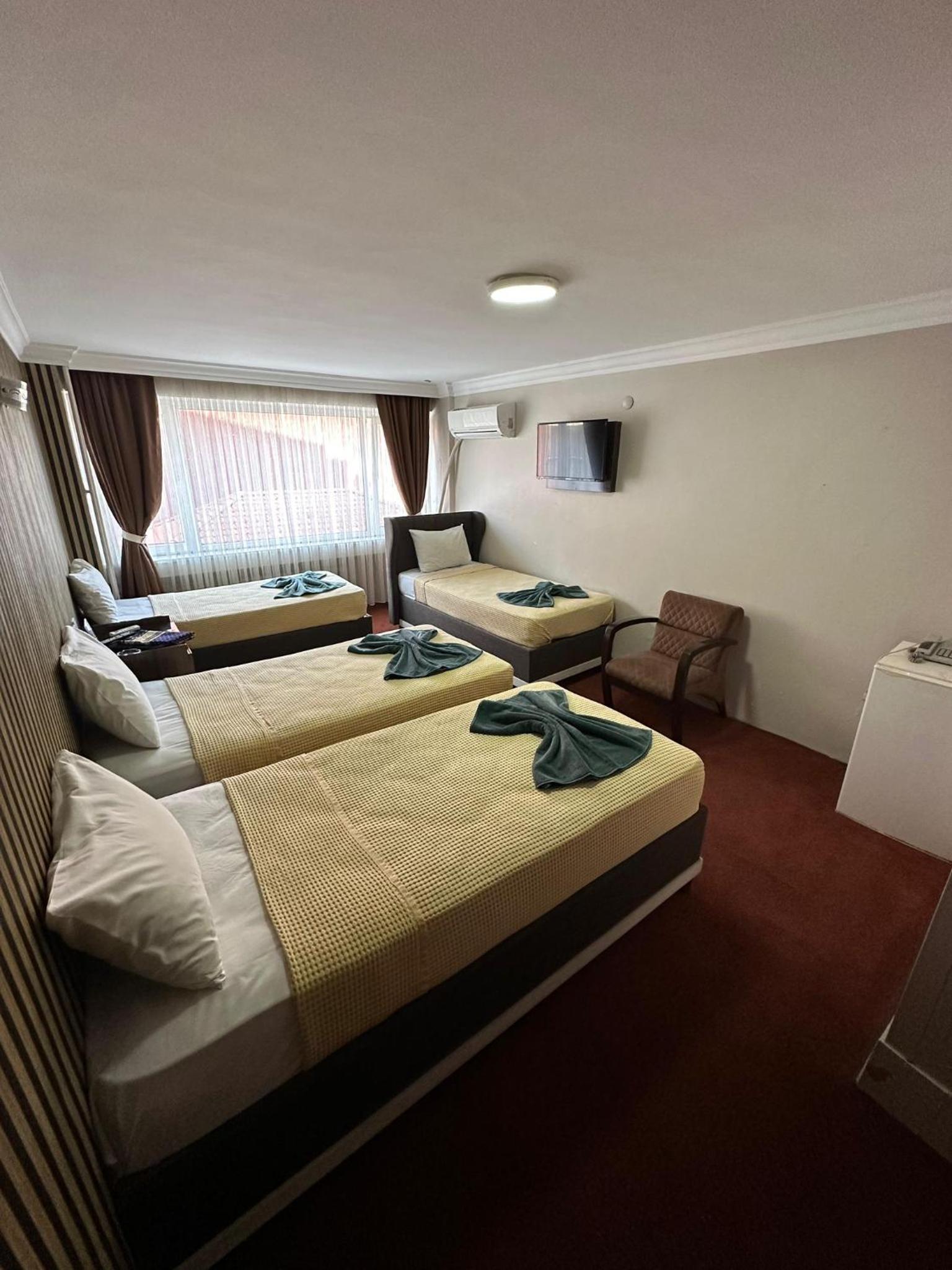 Quadruple Room with Private Bathroom photo 2