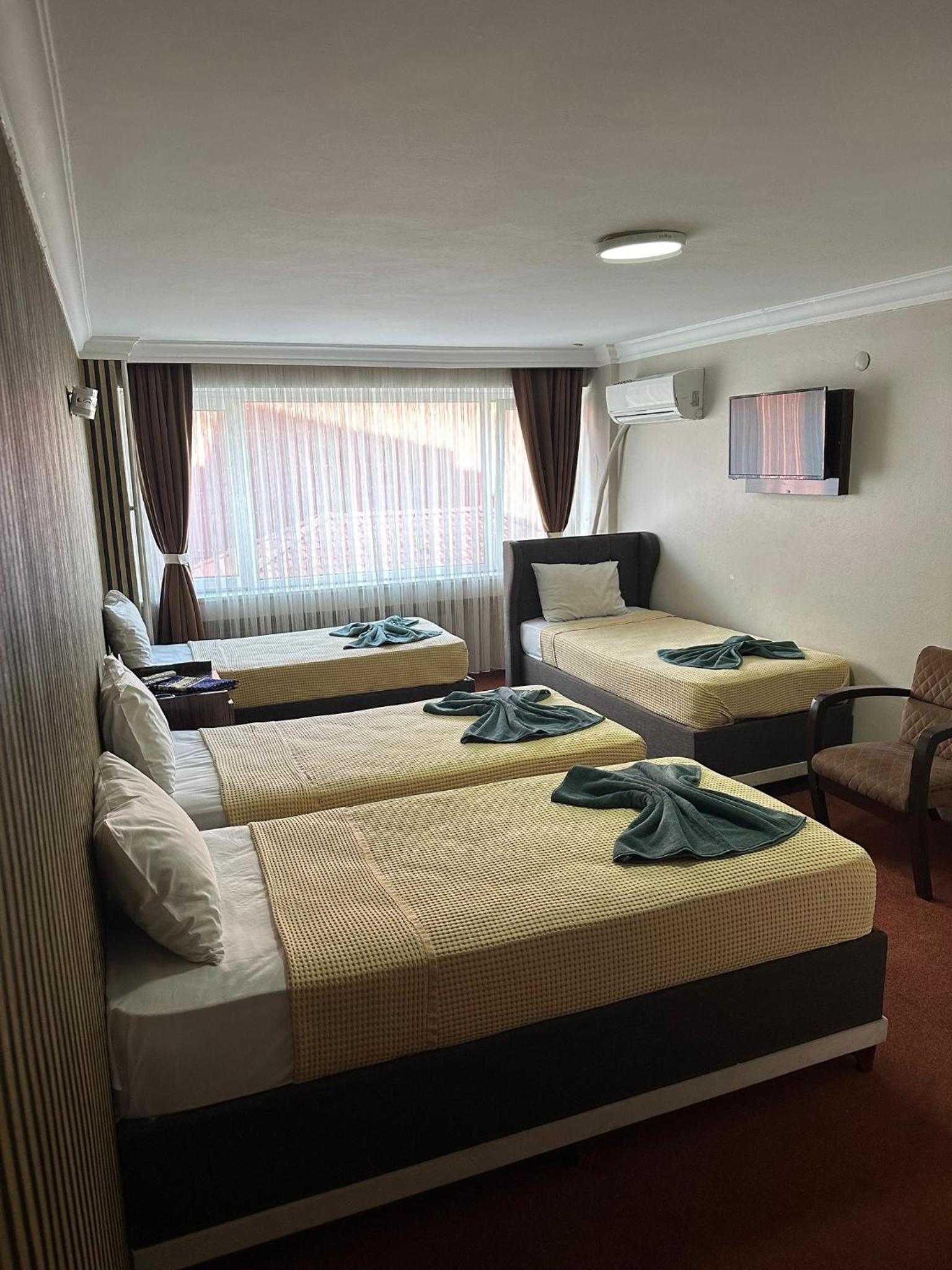 Quadruple Room with Private Bathroom photo 1