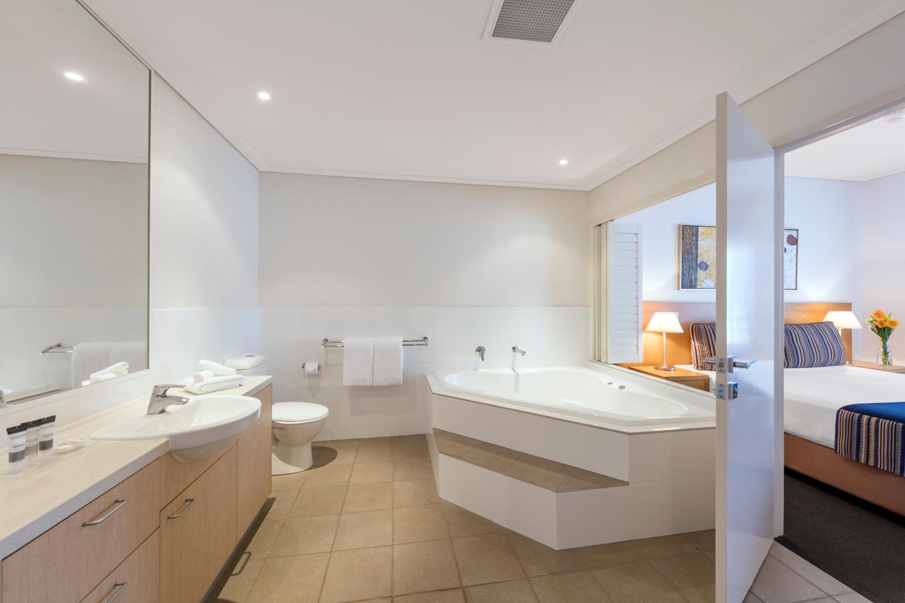One-Bedroom Apartment - No Housekeeping - Photo 4