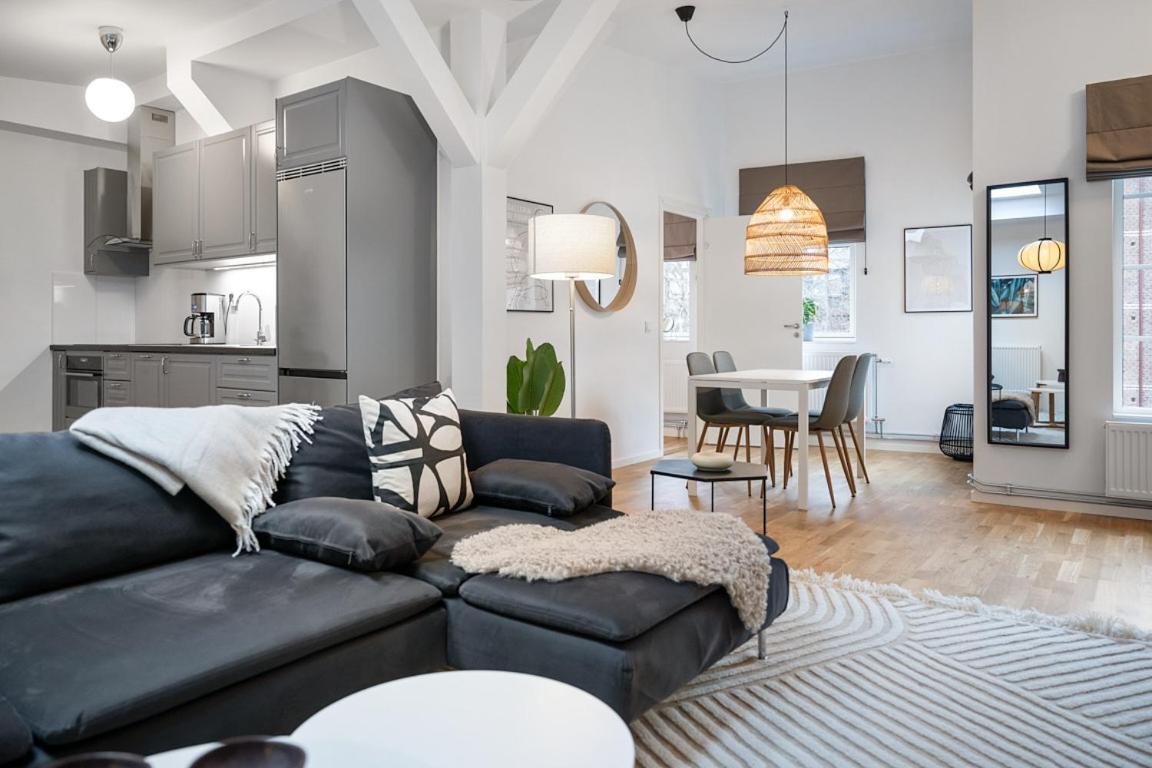 Deluxe One-Bedroom Apartment