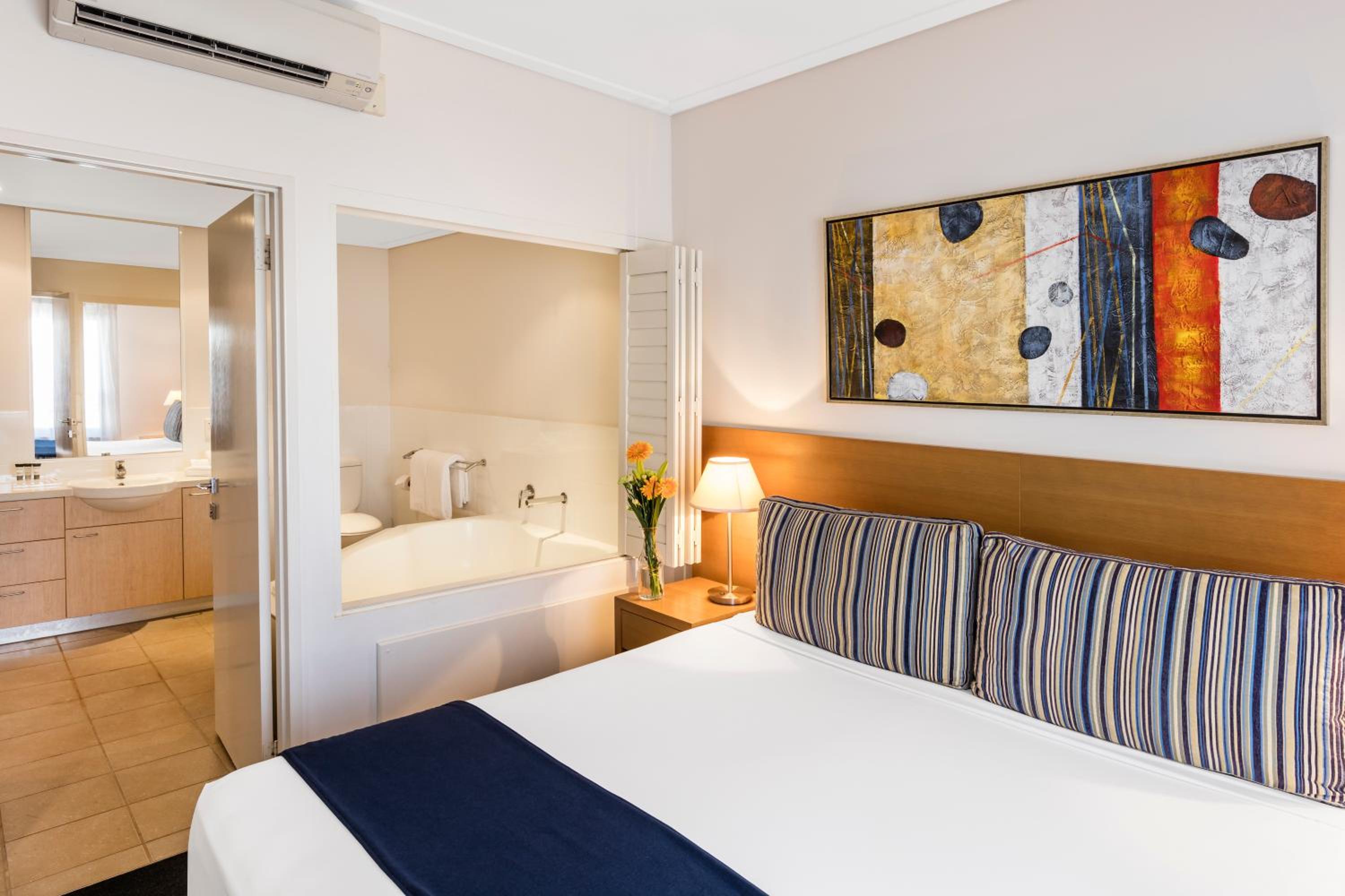 One-Bedroom Apartment - No Housekeeping - Photo 6