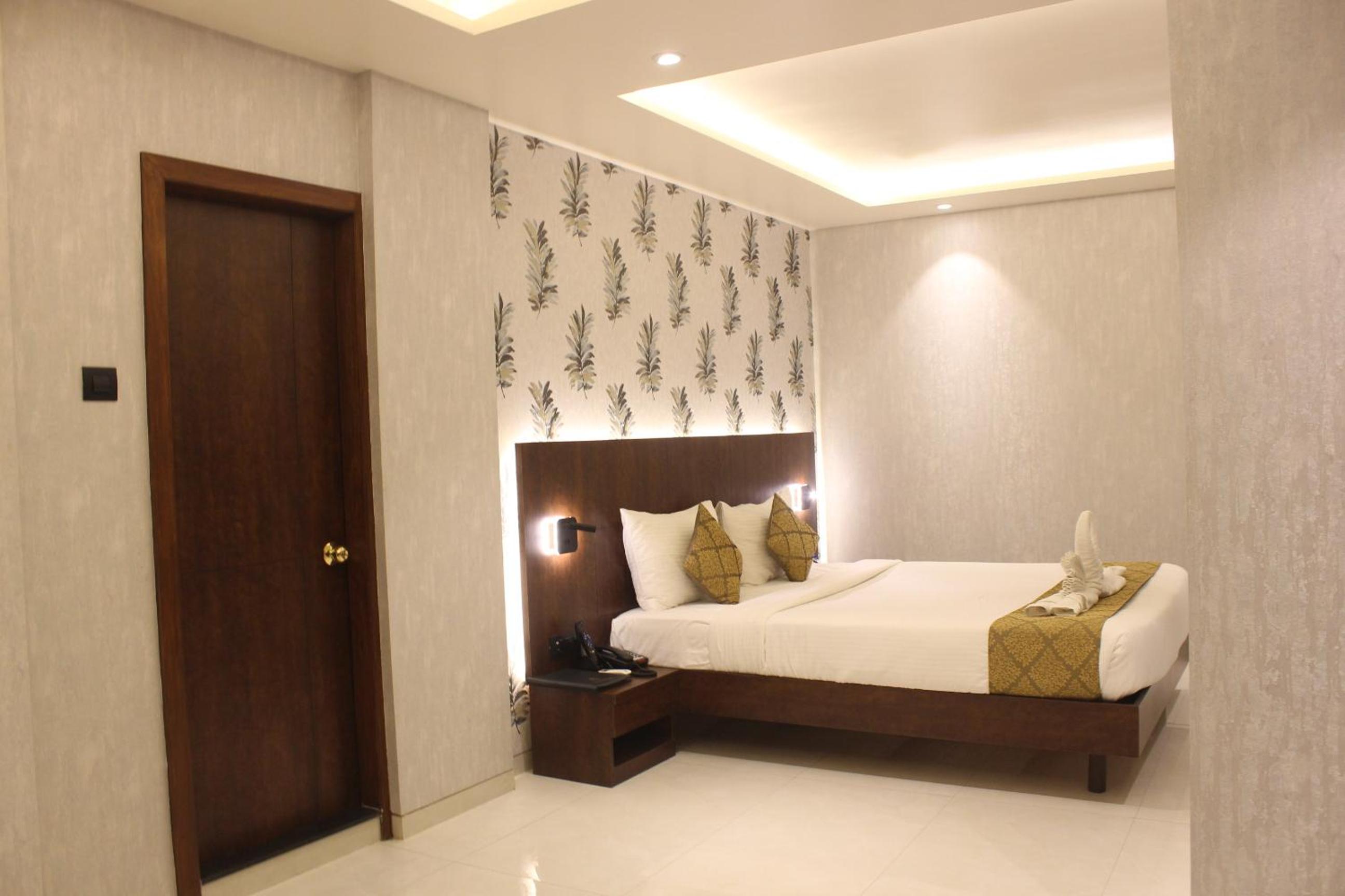 Executive Suite - Photo 14