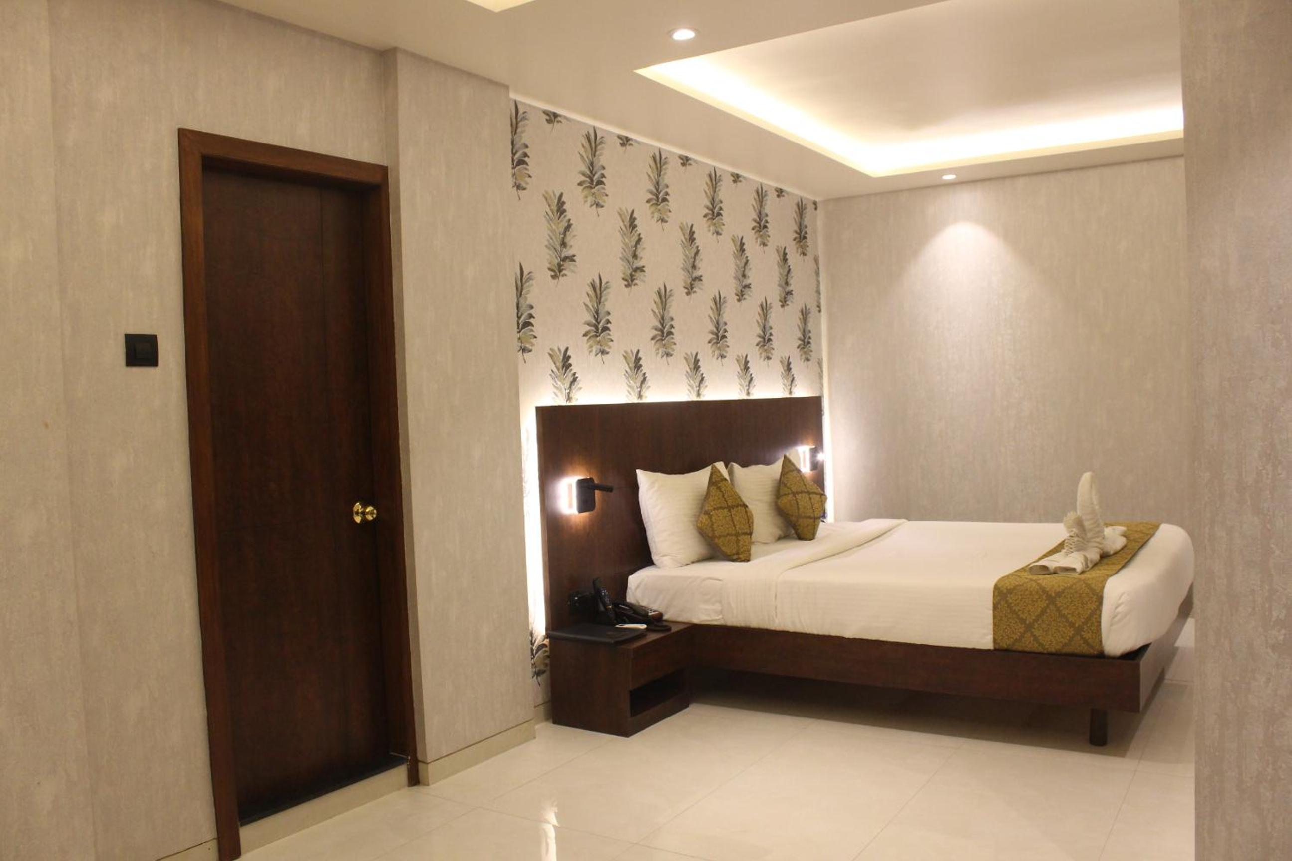 Executive Suite - Photo 8