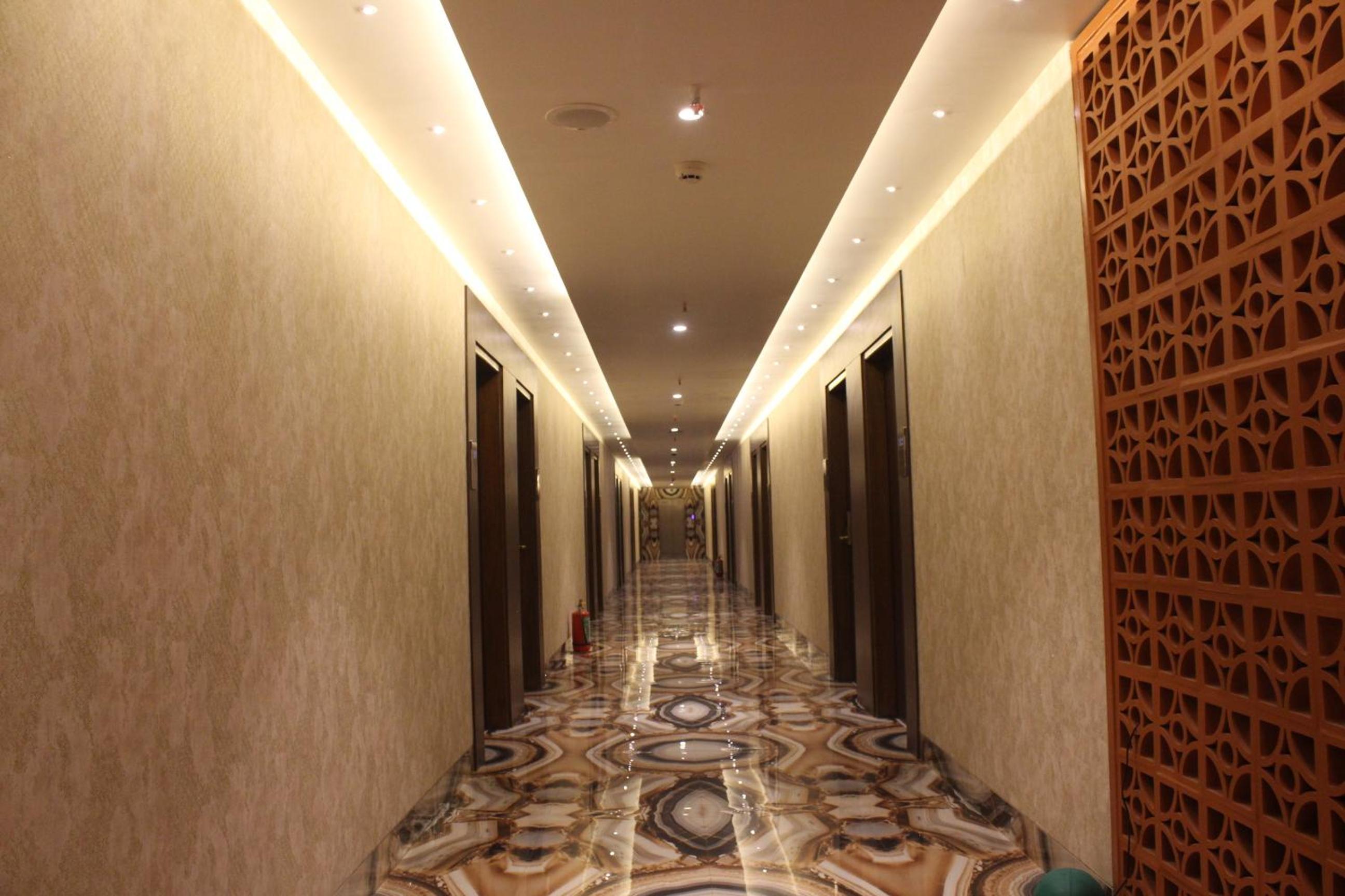 Executive Suite - Photo 13