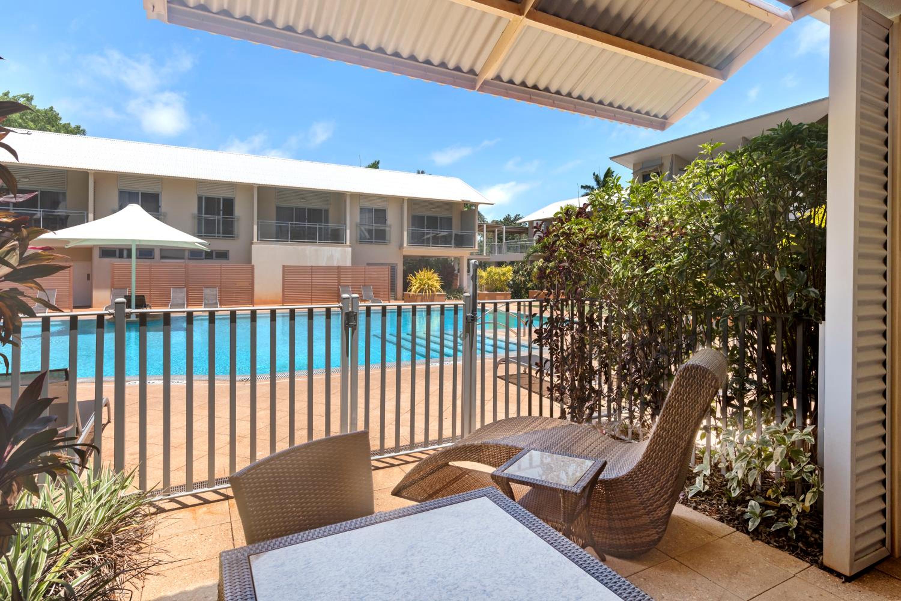 One-Bedroom Apartment - Poolside - Photo 2