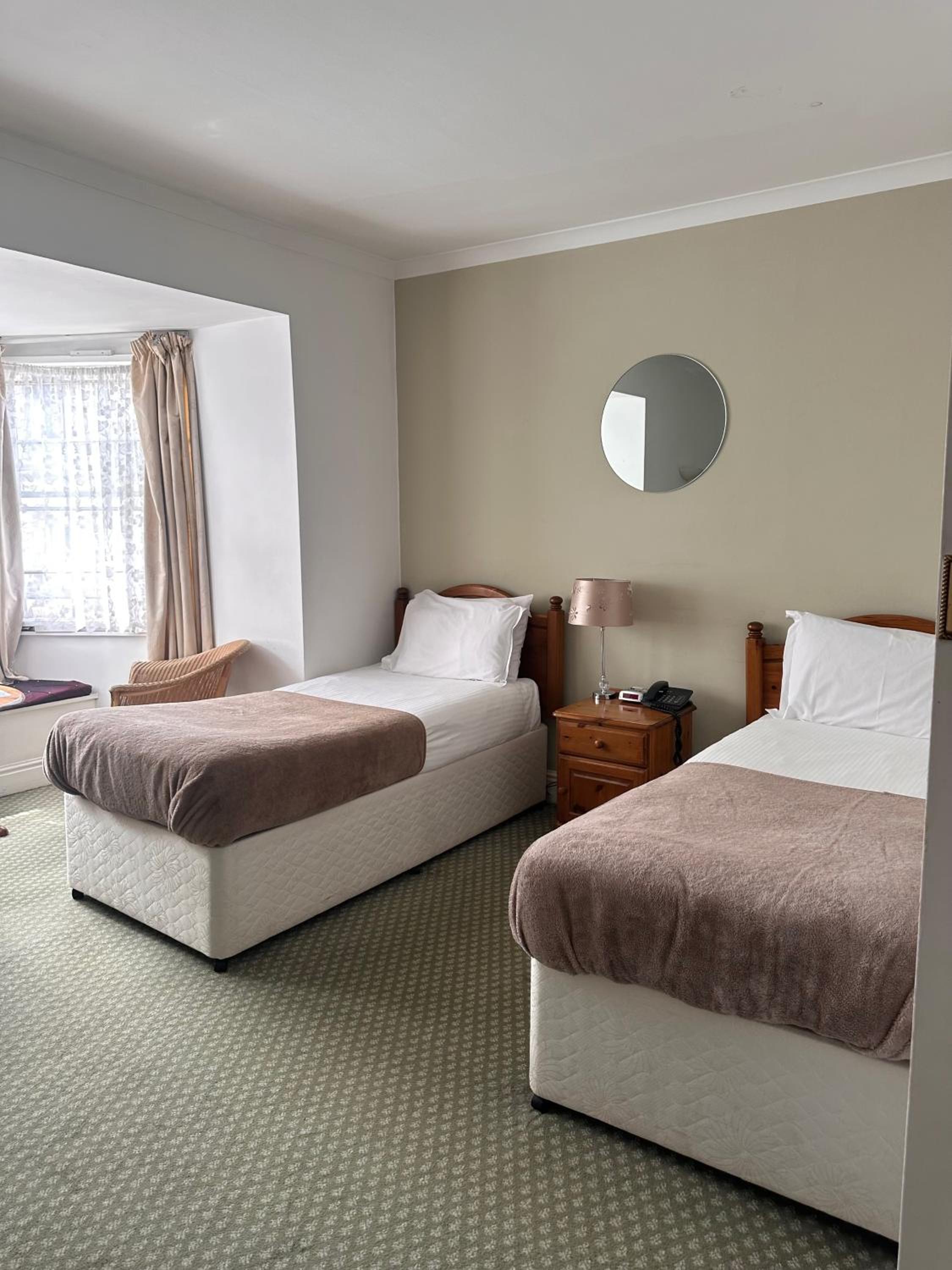 Twin Room - Photo 3