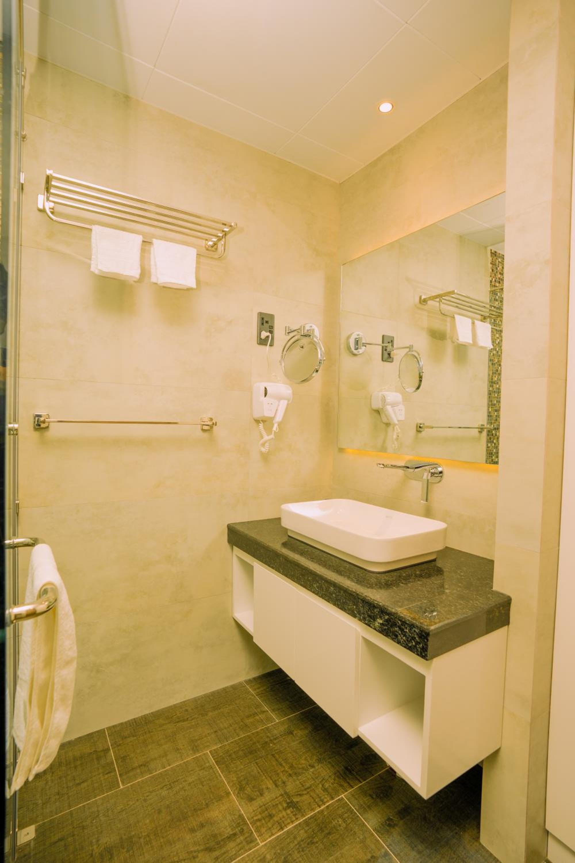 Two-Bedroom Deluxe Apartment with Balcony photo 3