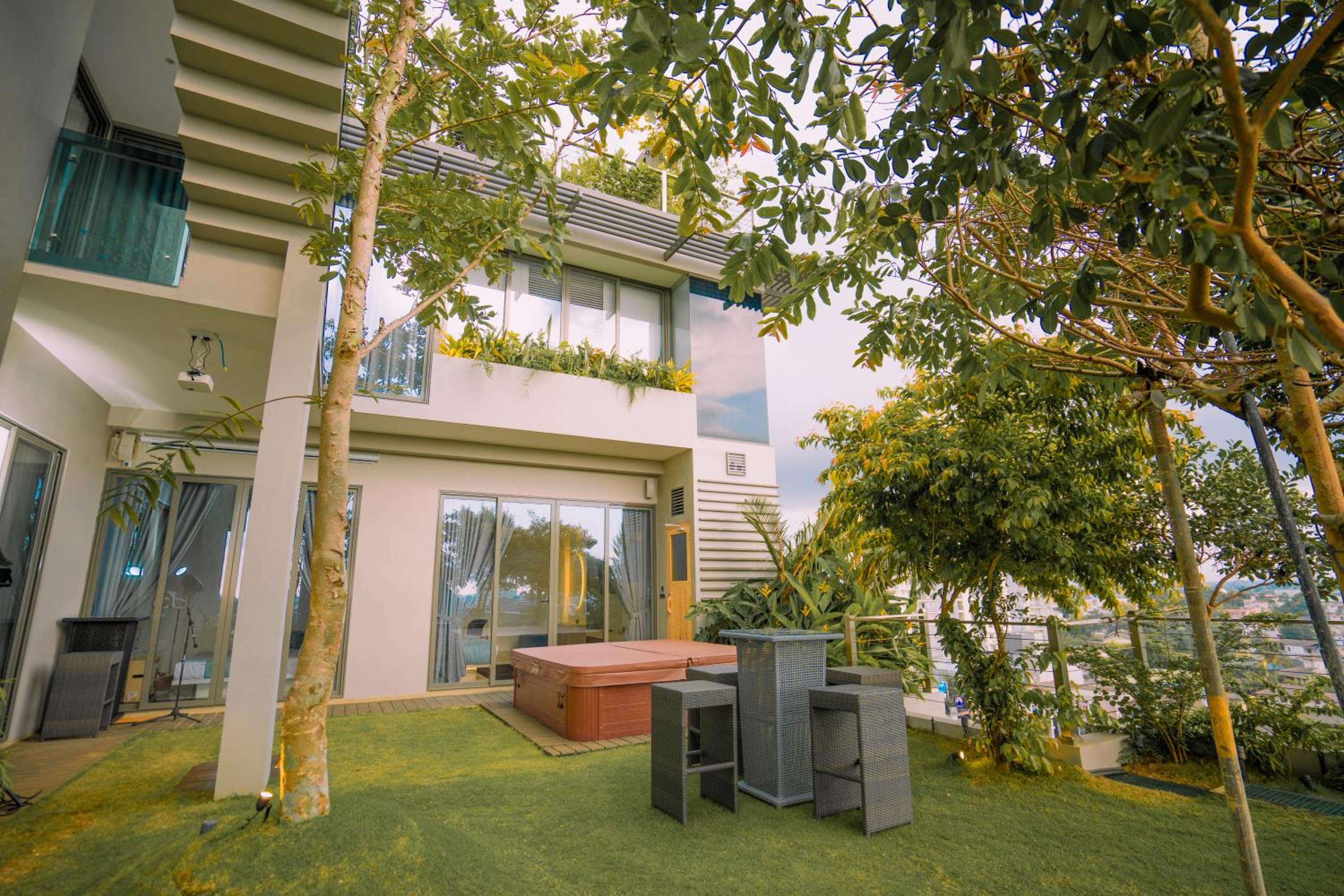 Deluxe Two-Bedroom Apartment with Garden View photo 1