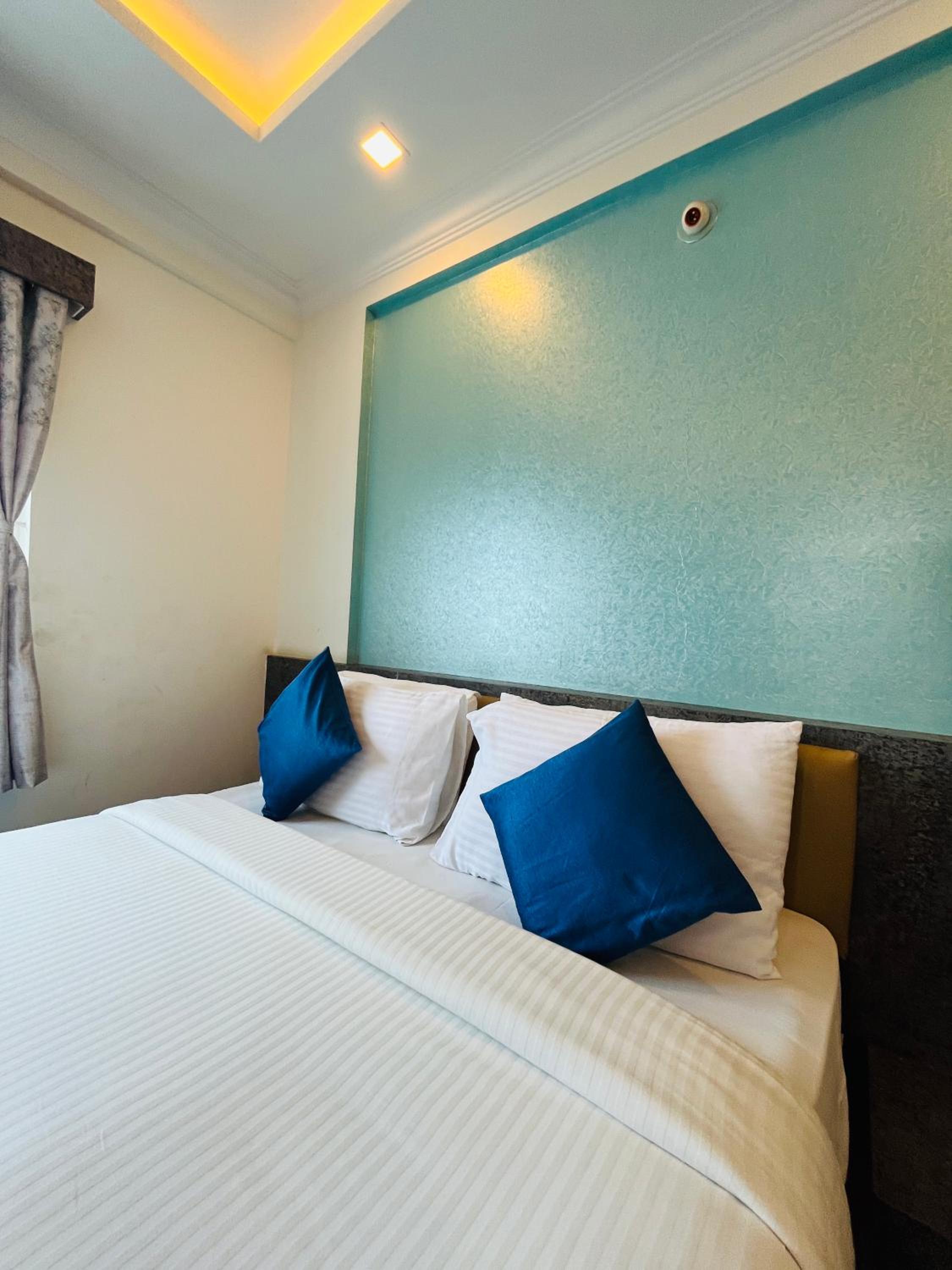Budget Double Room - Photo 17