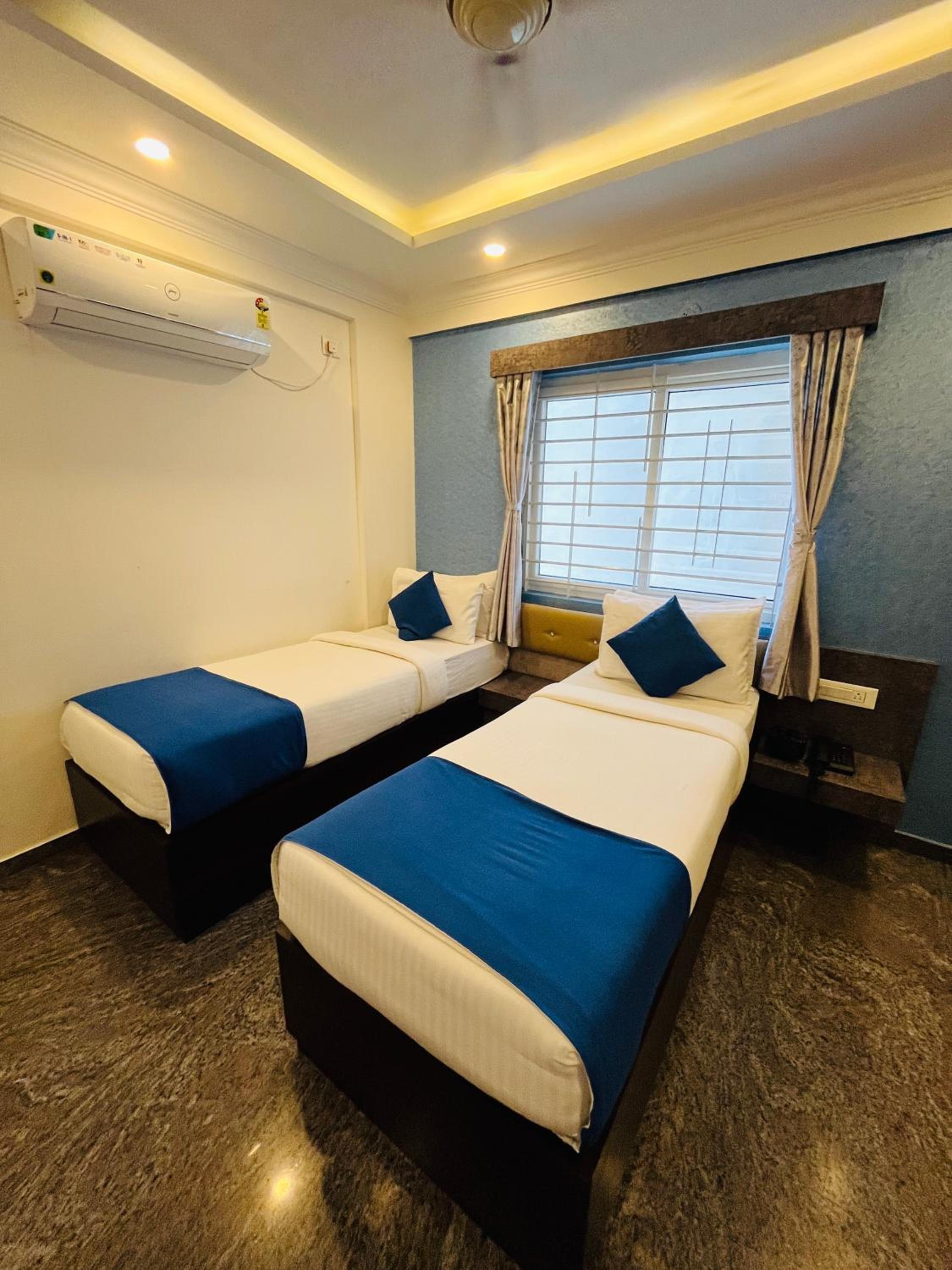 Budget Twin Room - Photo 11
