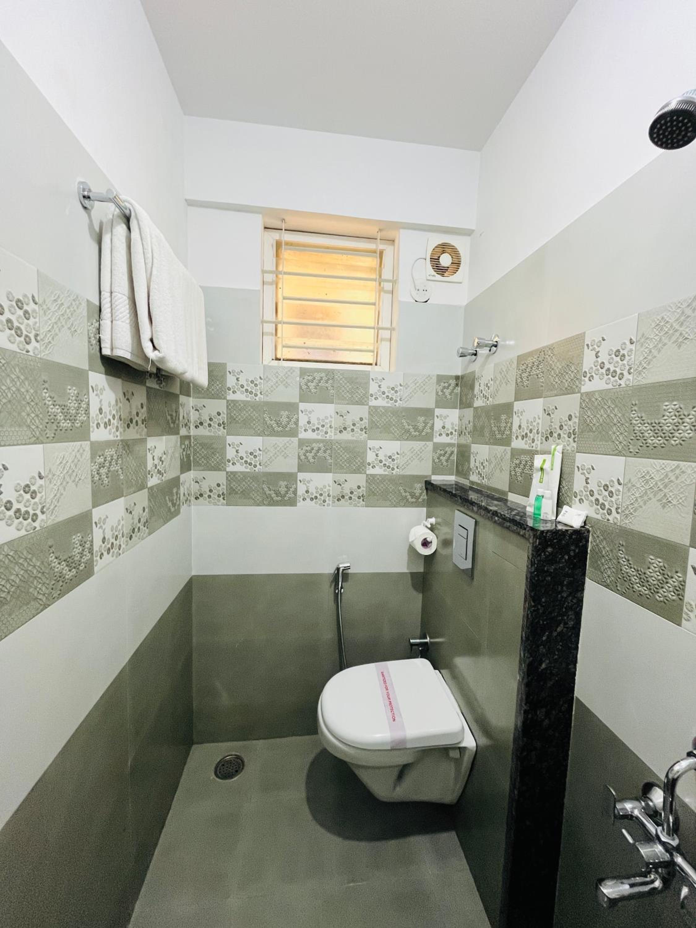 Budget Double Room - Photo 11