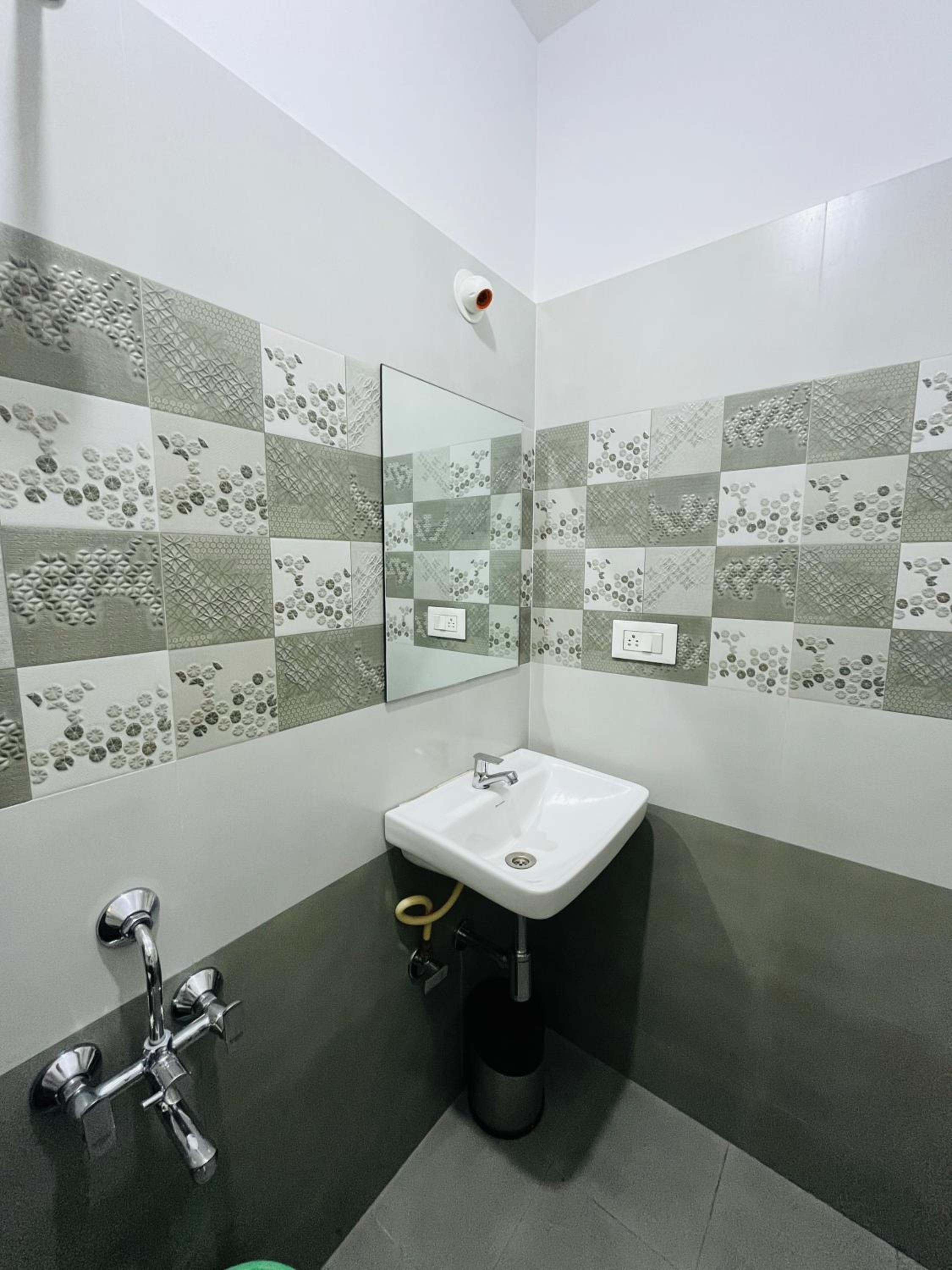 Budget Double Room - Photo 10