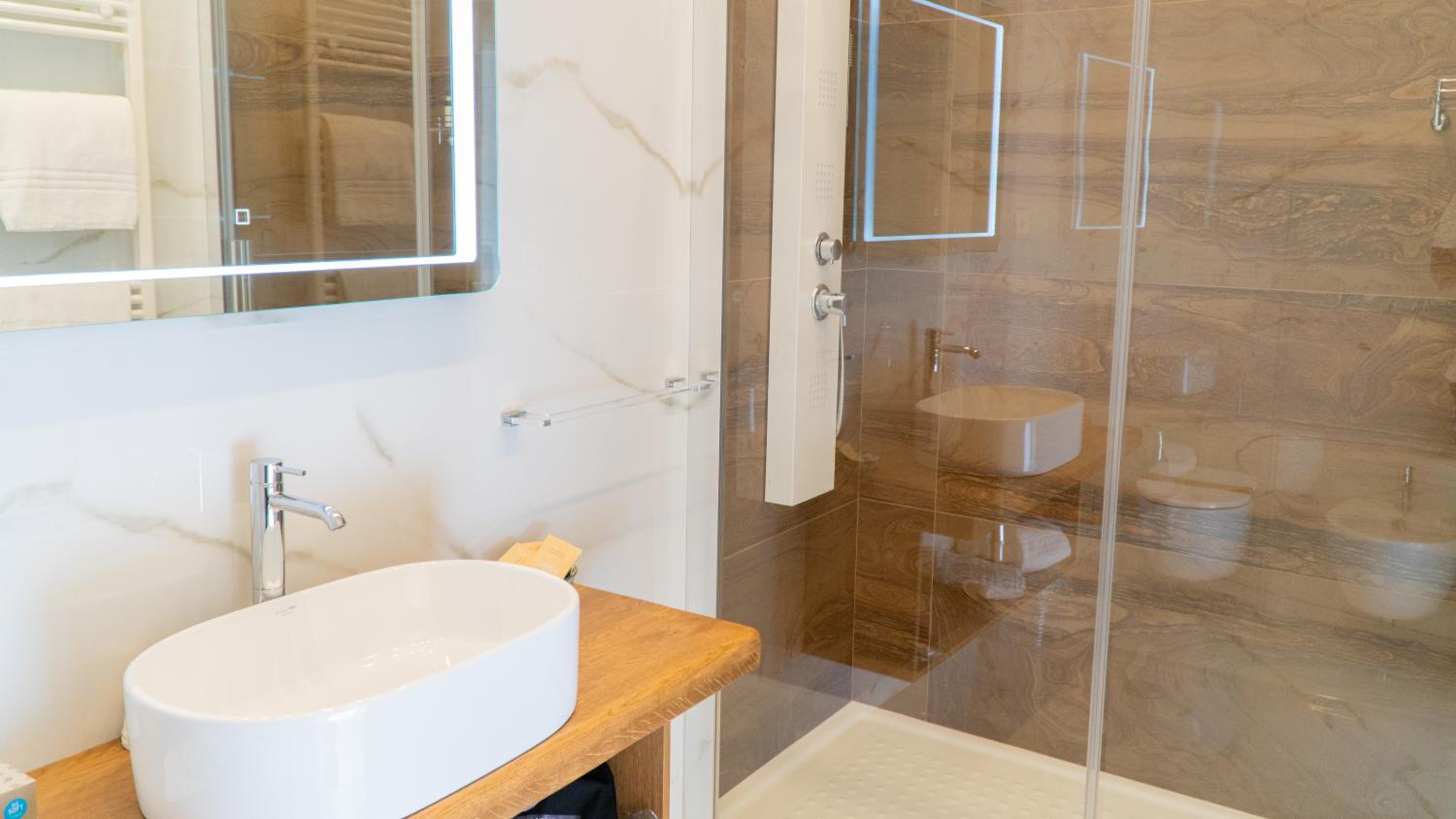 Double or Twin Room with Private Bathroom photo 3