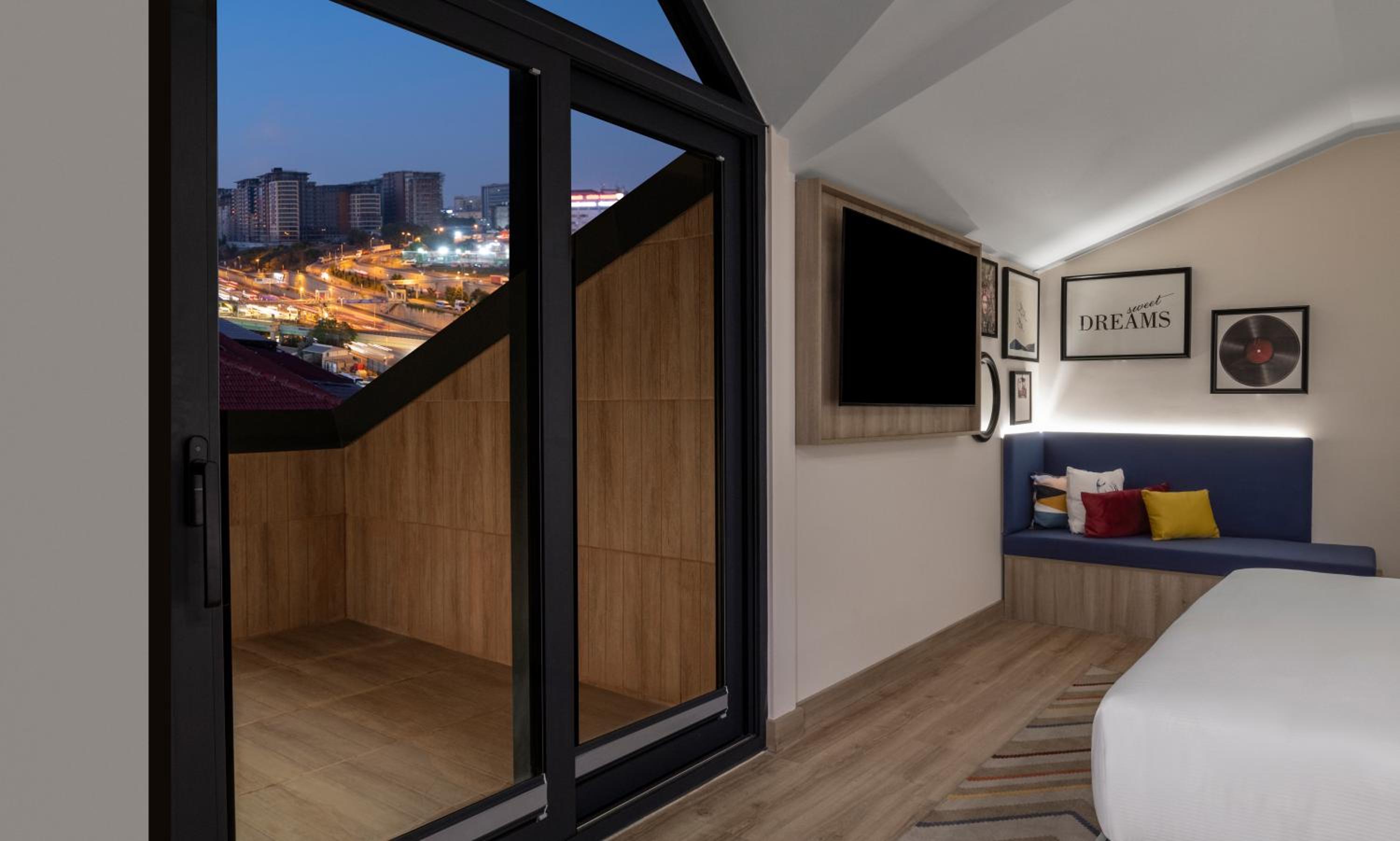King Room with Terrace - Smoking photo 2