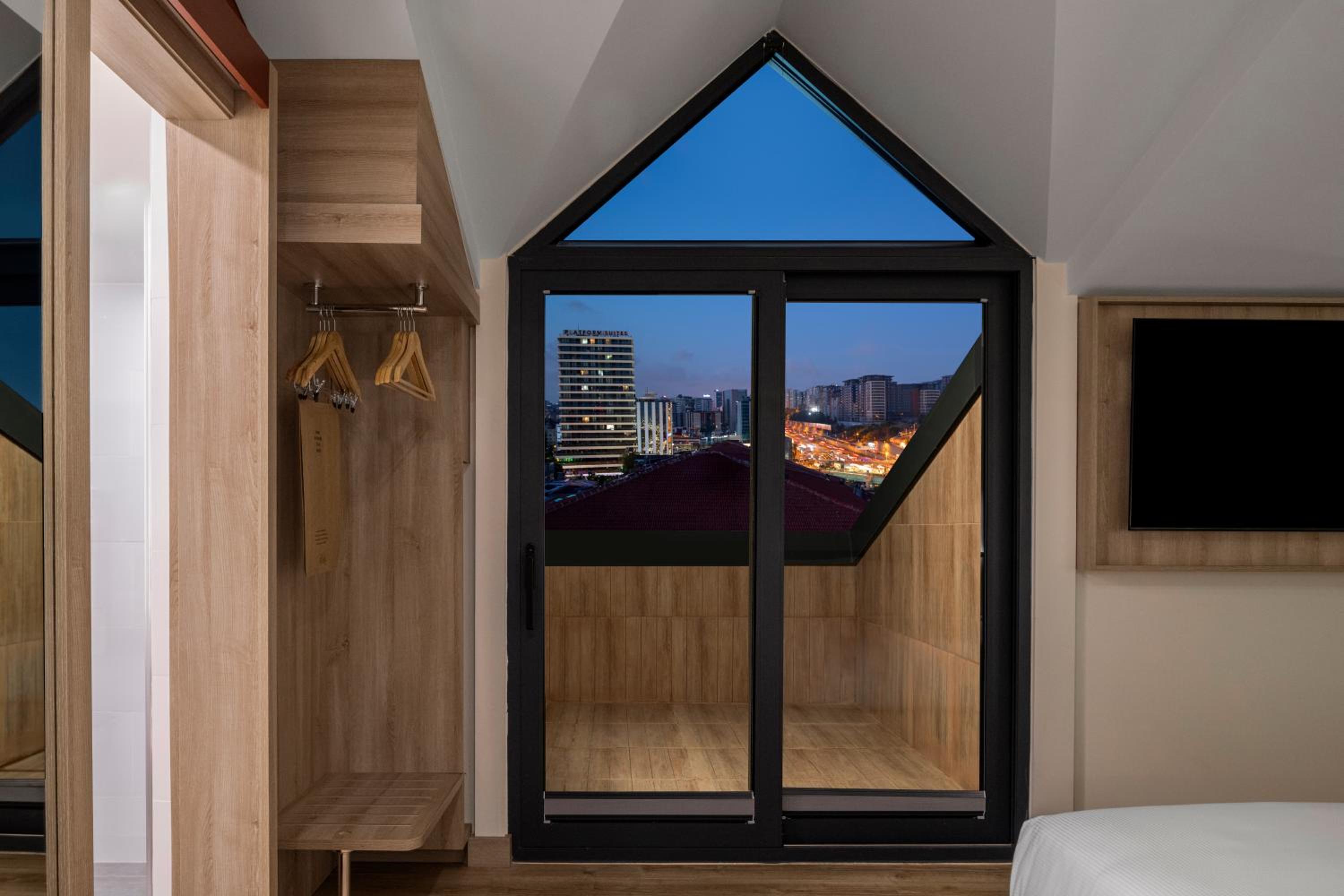 King Room with Terrace - Smoking photo 3