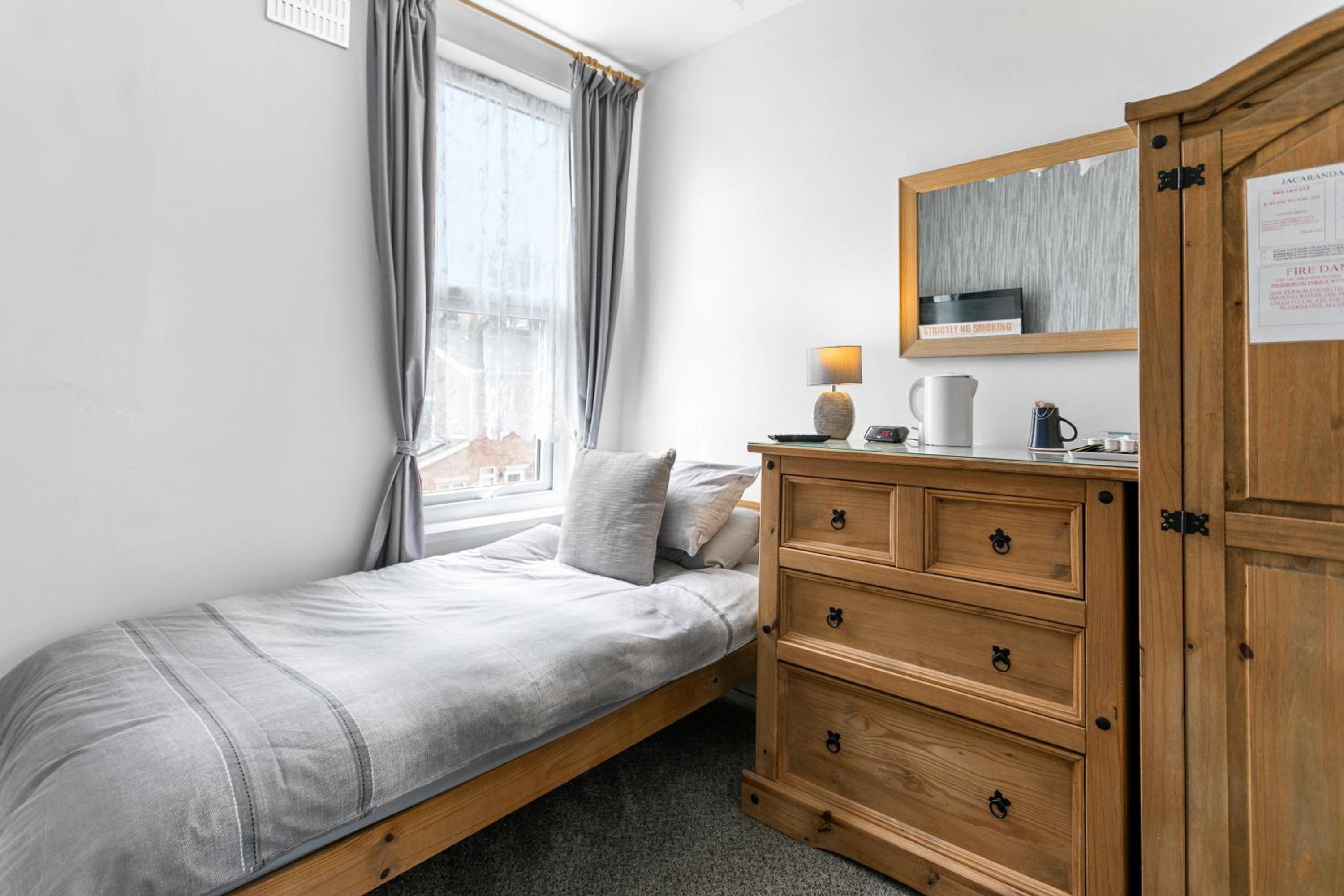Single Room with Private Bathroom photo 3