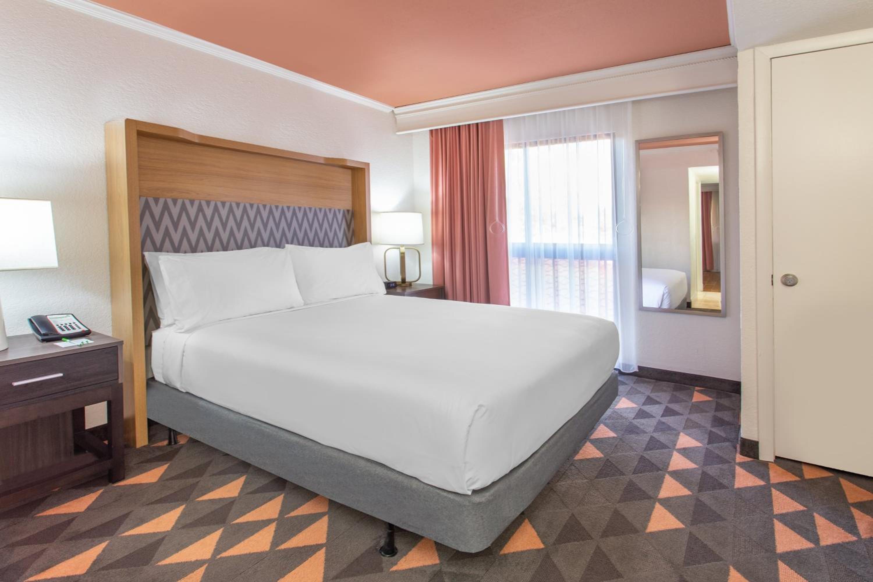 Standard King Room - Photo 8
