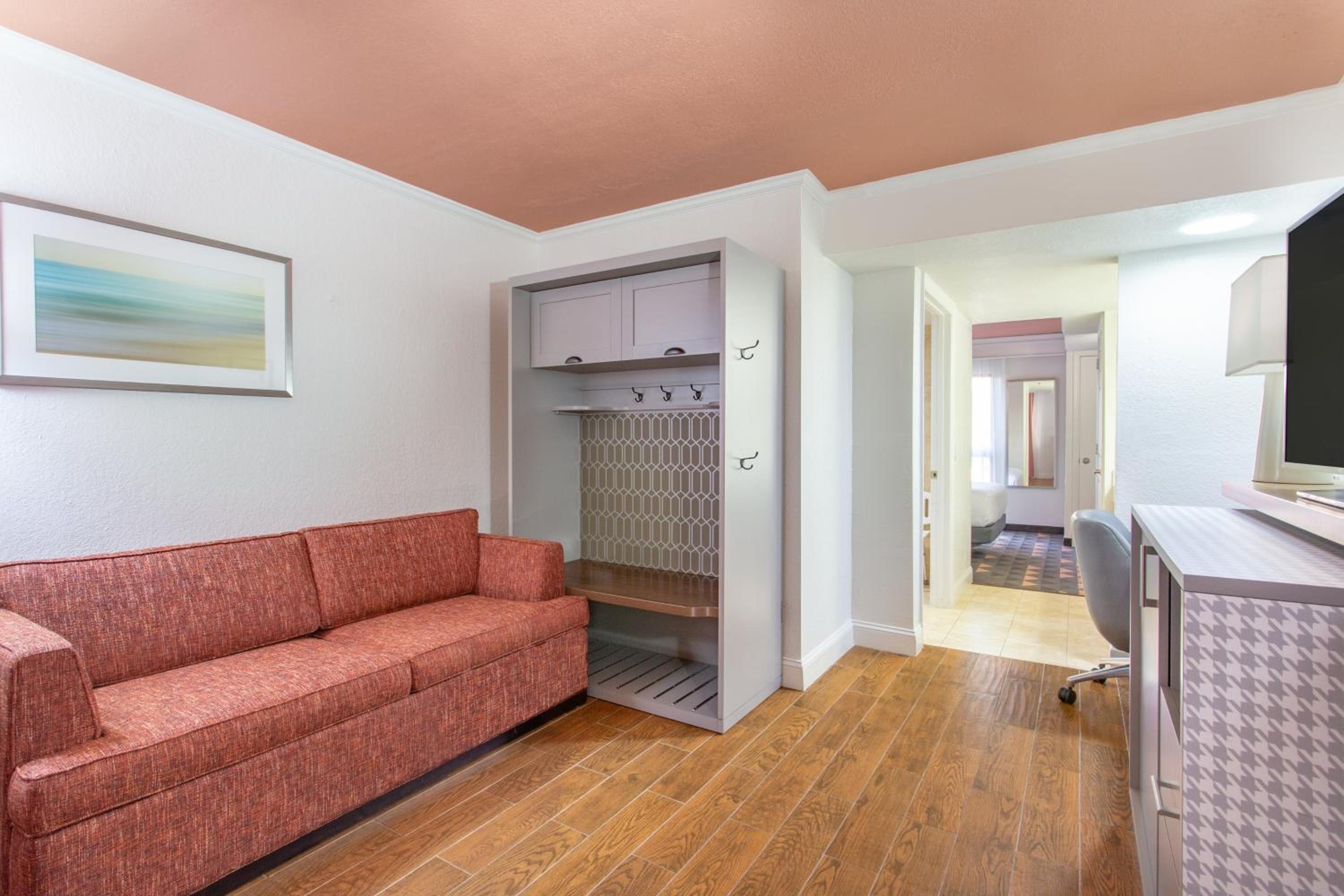 Double Room - Mobility Access with Roll-in Shower - Photo 10