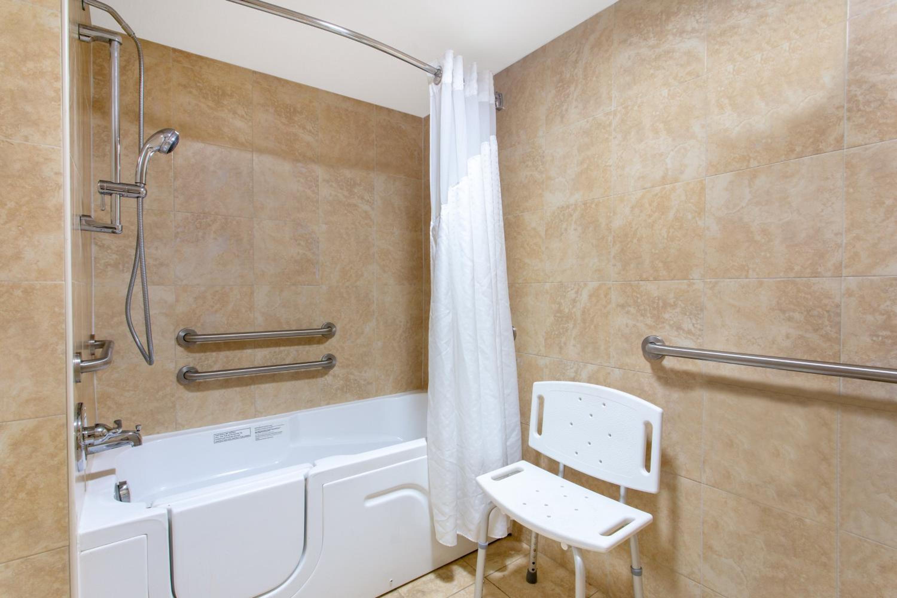 Double Room - Mobility Access with Roll-in Shower - Photo 14