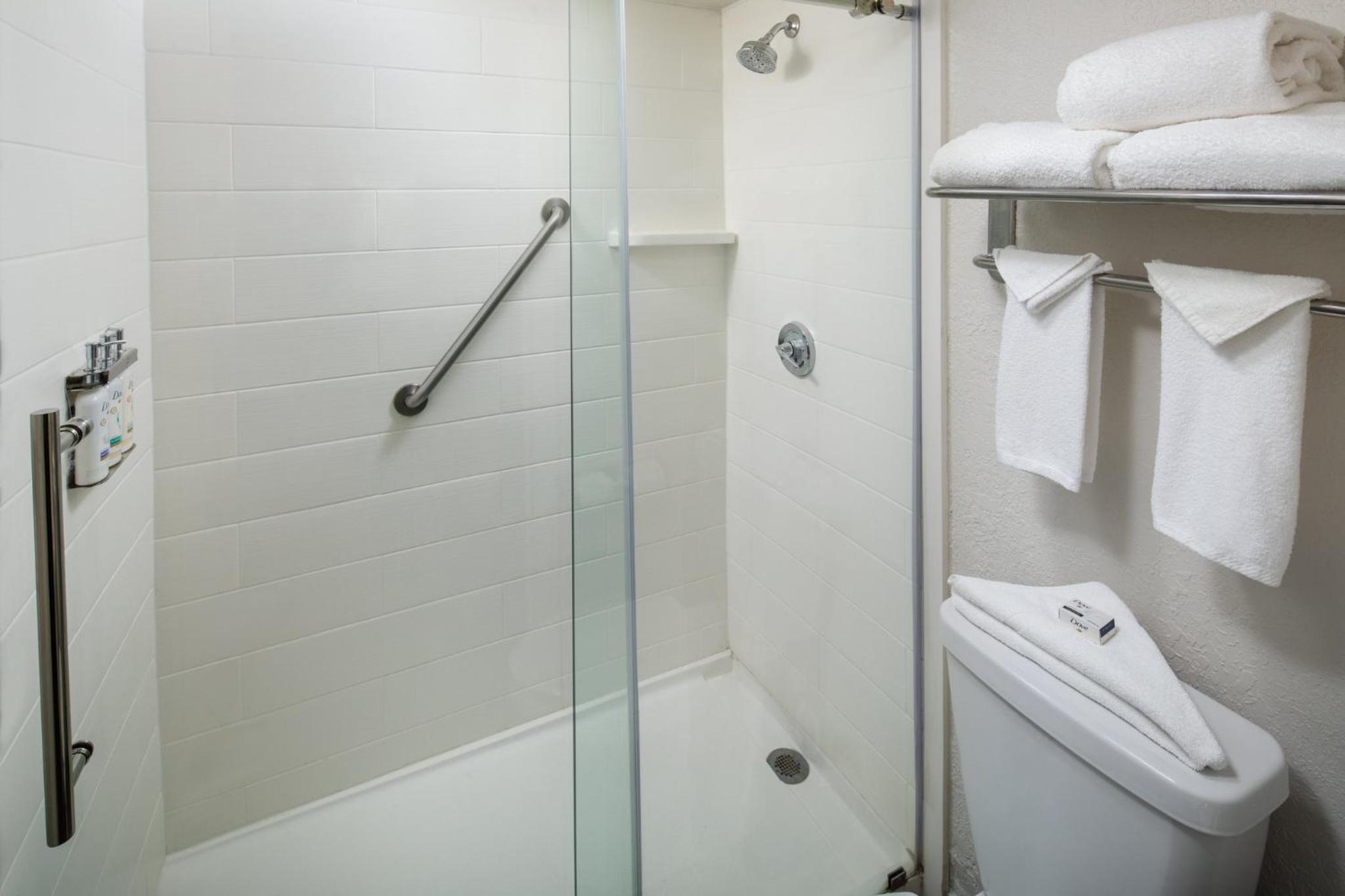Standard King Room - Photo 13