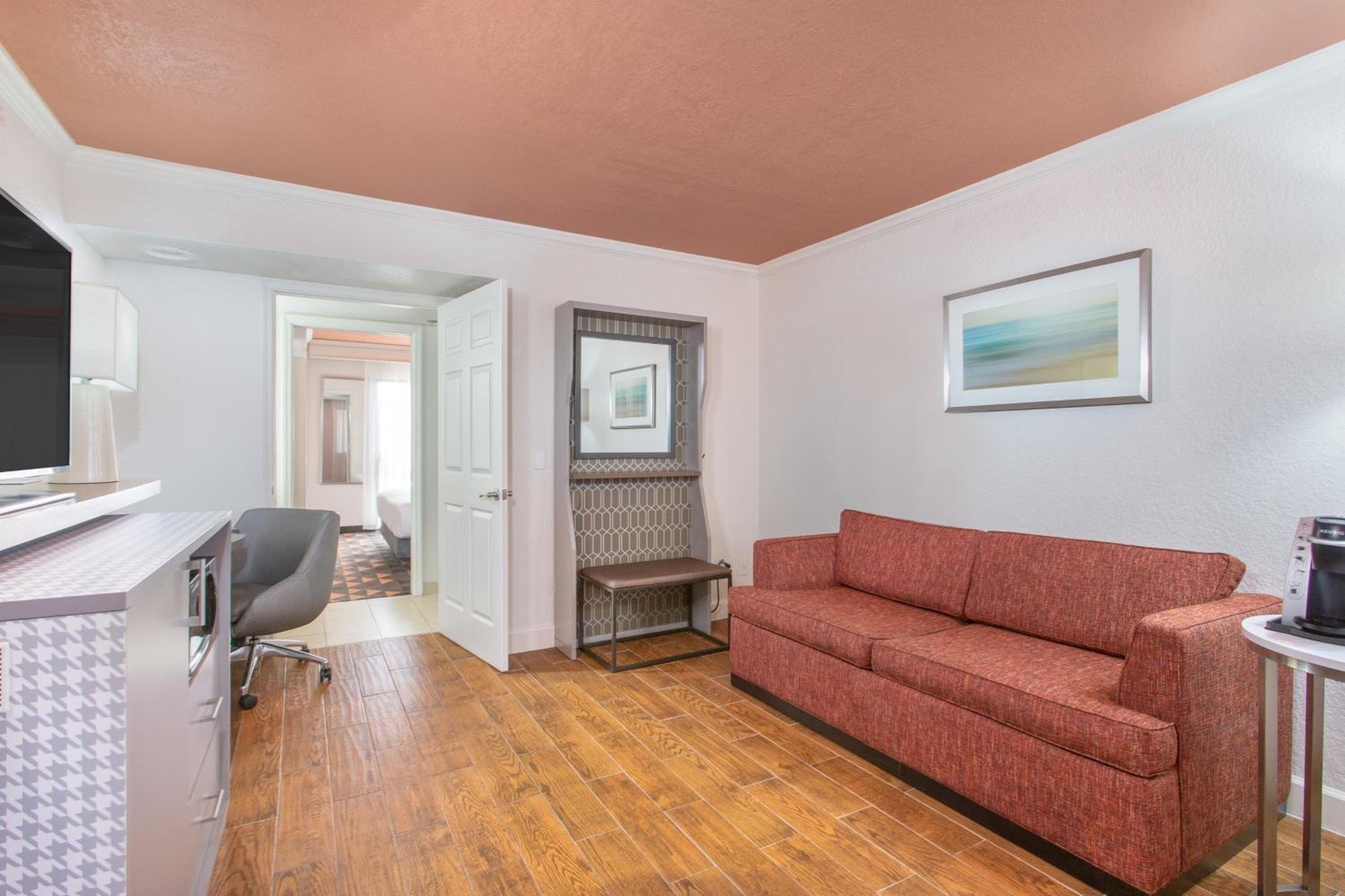 Standard King Room - Photo 7